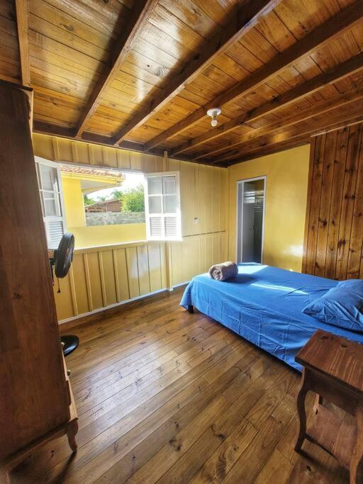 Casa de frente para Lagoa de Ibiraquera com piscina e banheira