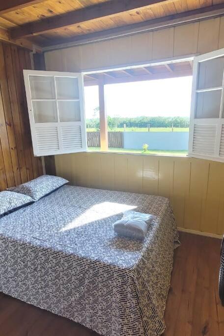 Casa de frente para Lagoa de Ibiraquera com piscina e banheira