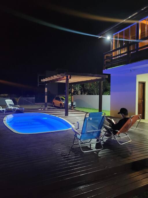 Casa de frente para Lagoa de Ibiraquera com piscina e banheira