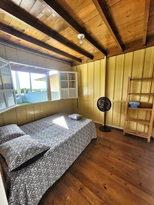 Casa de frente para Lagoa de Ibiraquera com piscina e banheira
