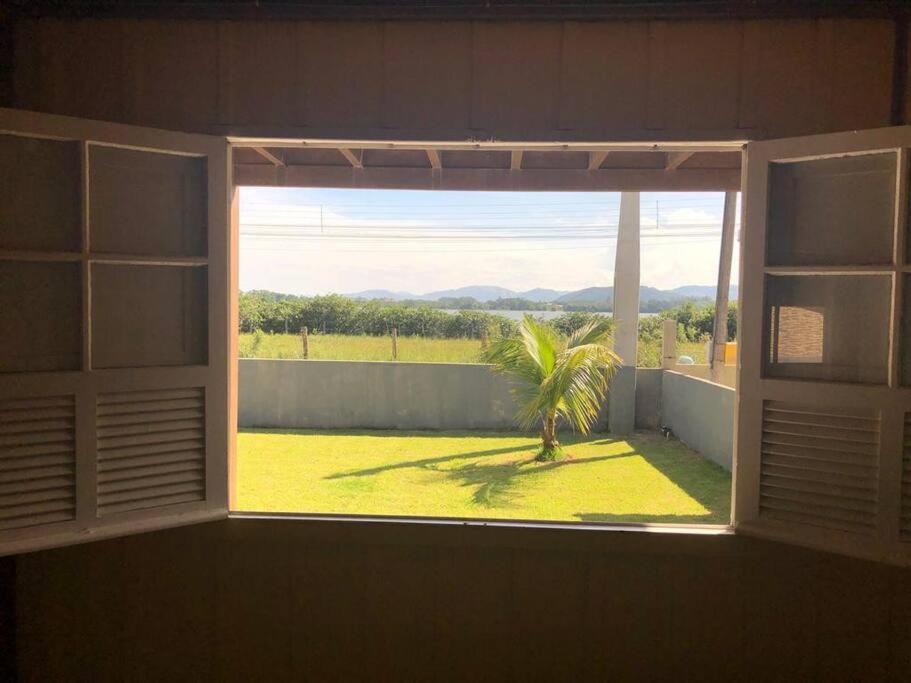 Casa de frente para Lagoa de Ibiraquera com piscina e banheira