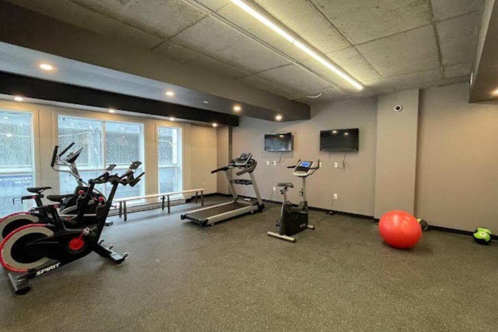 Condo moderne, centre-ville piscine, terrasse, gym