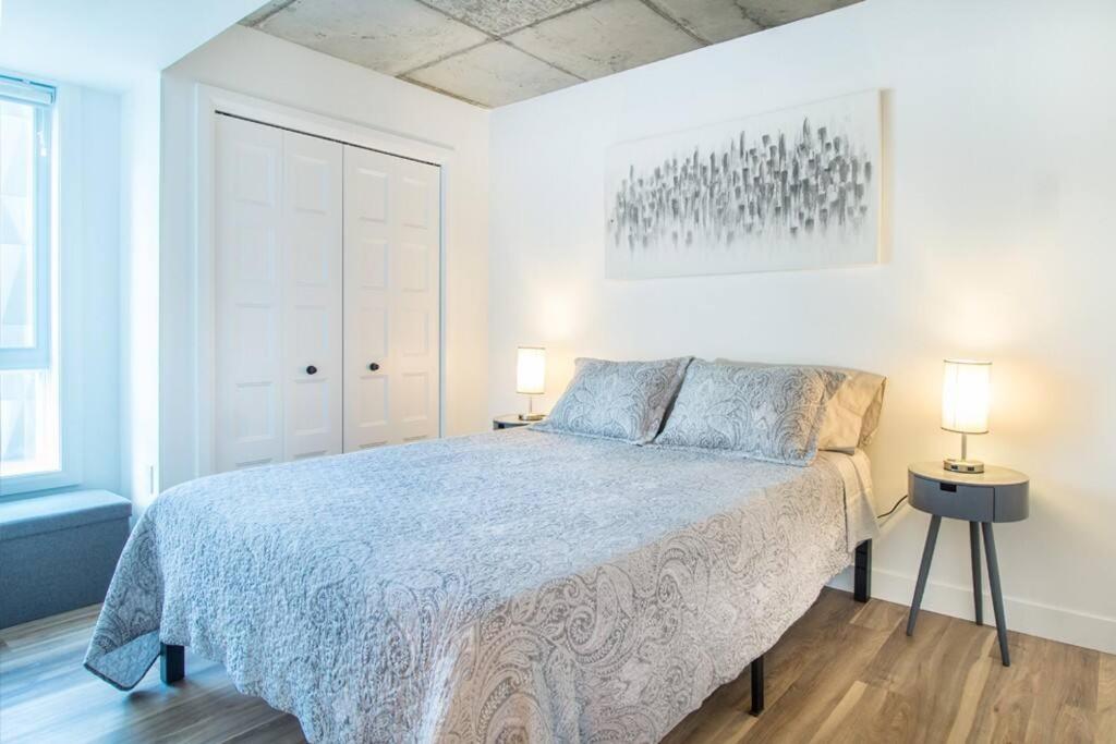 Condo moderne, centre-ville piscine, terrasse, gym