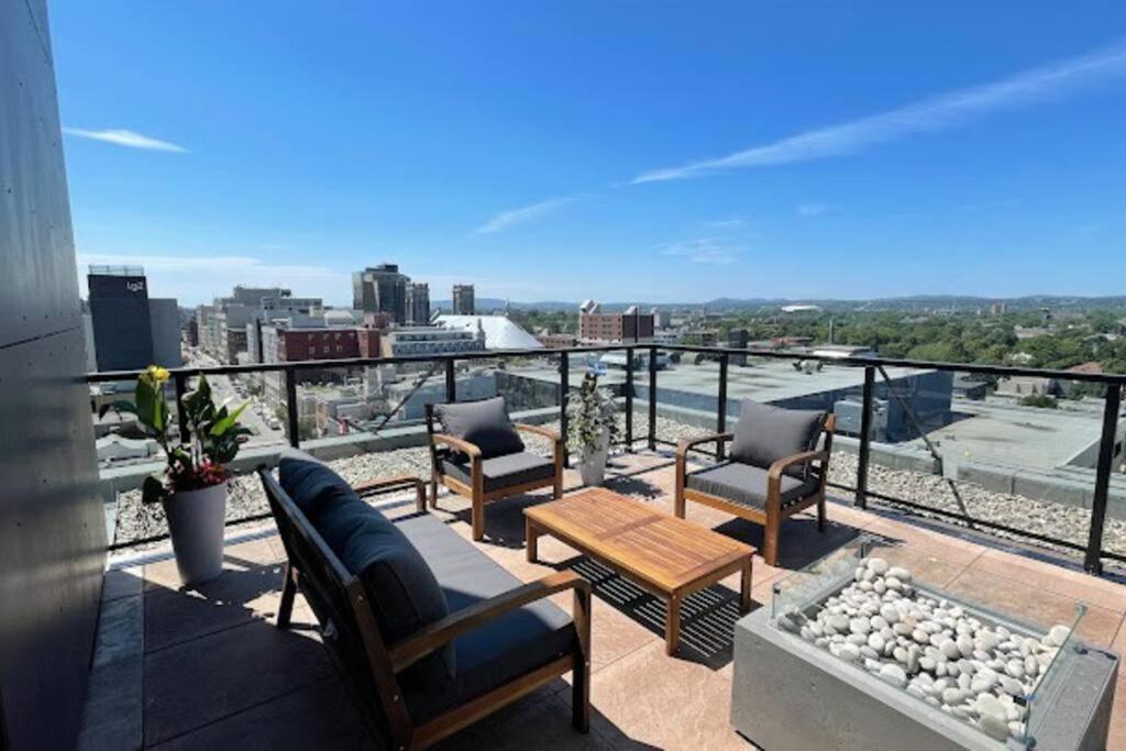 Condo moderne, centre-ville piscine, terrasse, gym
