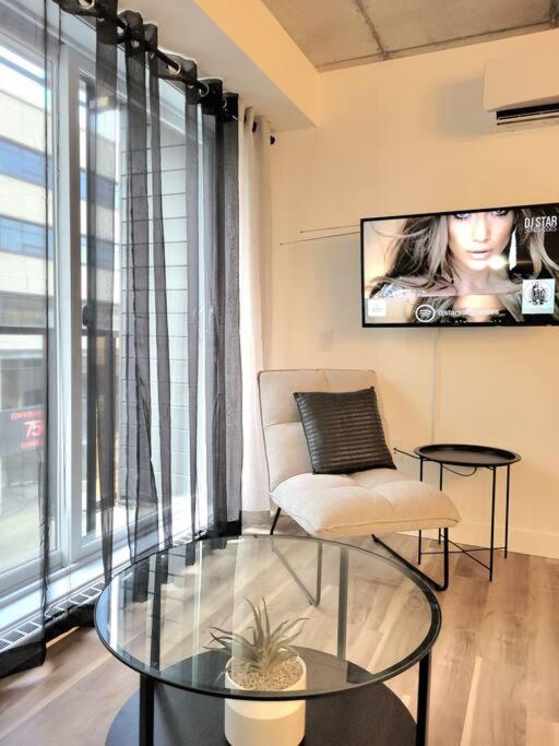 Condo moderne, centre-ville piscine, terrasse, gym