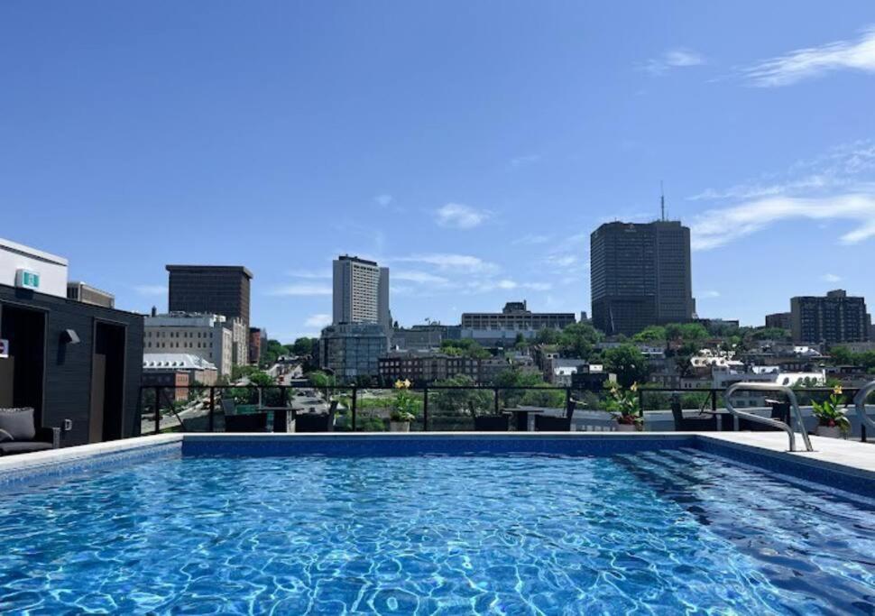 Condo moderne, centre-ville piscine, terrasse, gym