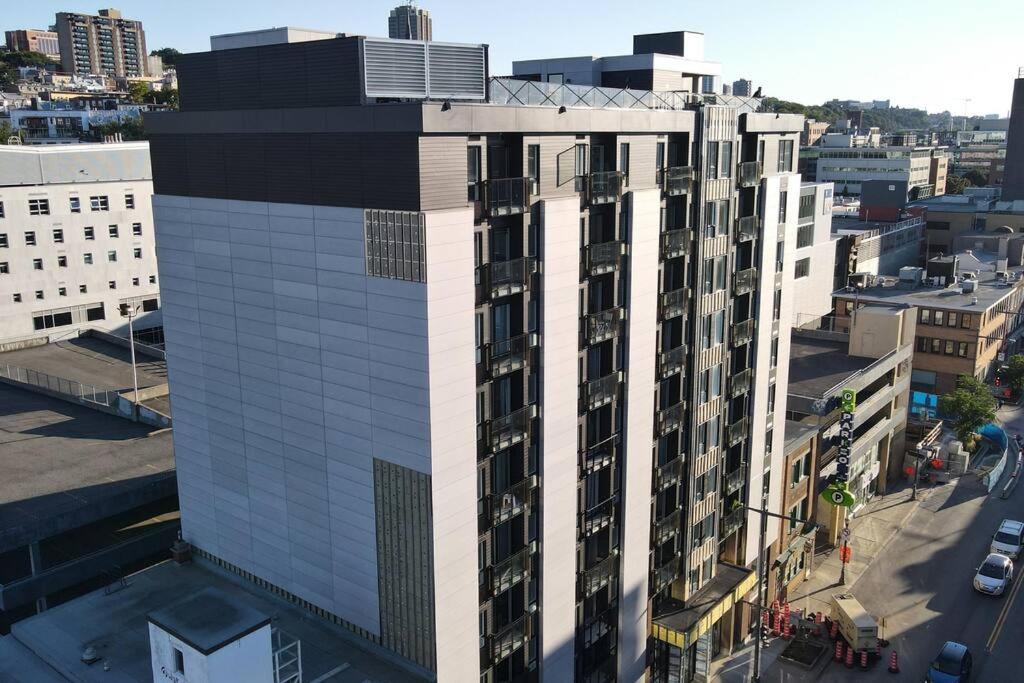 Condo moderne, centre-ville piscine, terrasse, gym