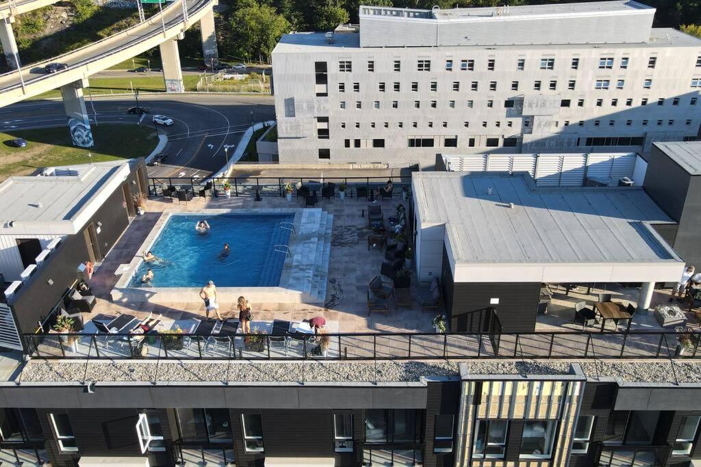 Condo moderne, centre-ville piscine, terrasse, gym