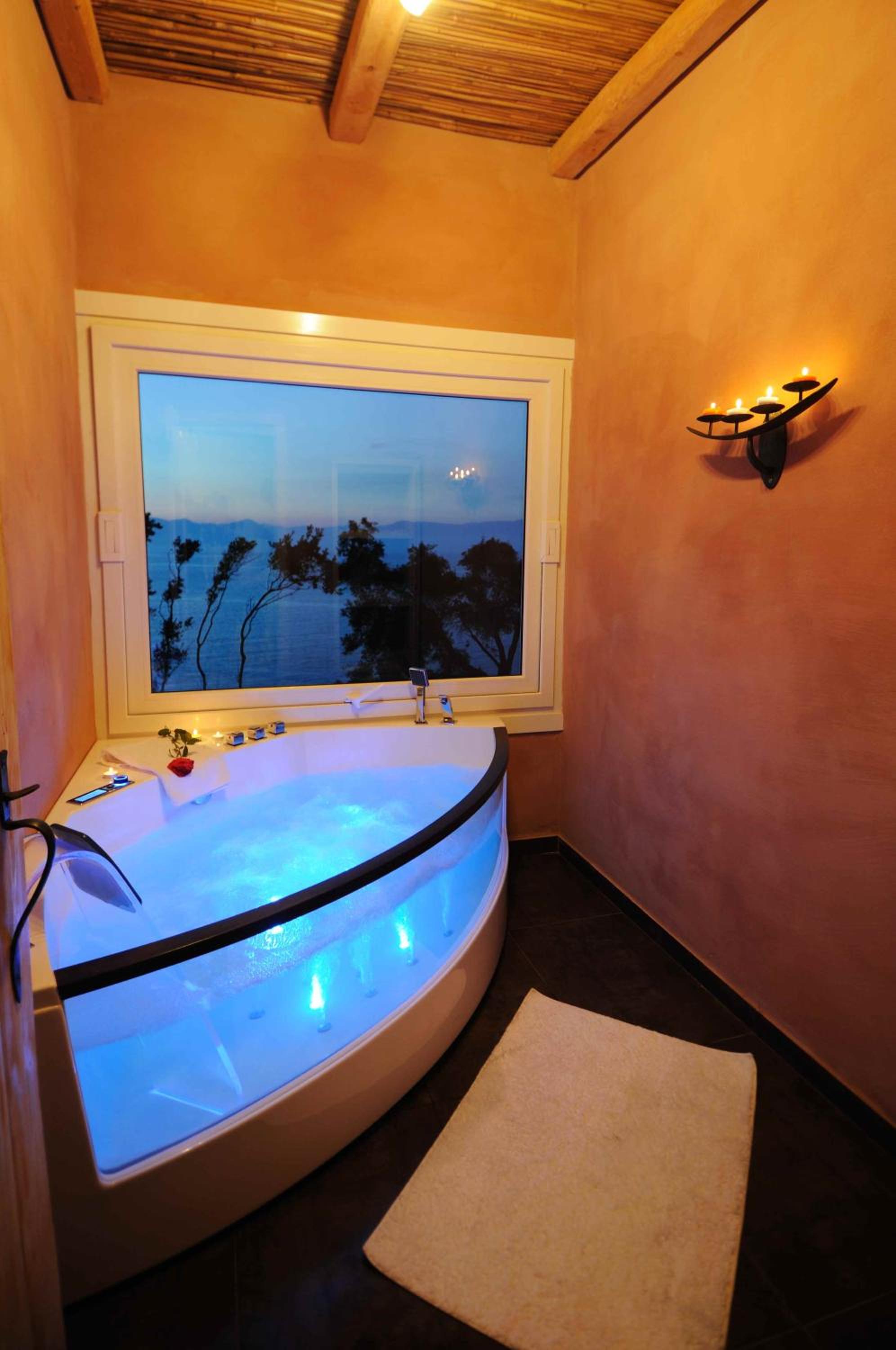 Villa Seashore:Dreamy villa by the sea with heated pool view 2