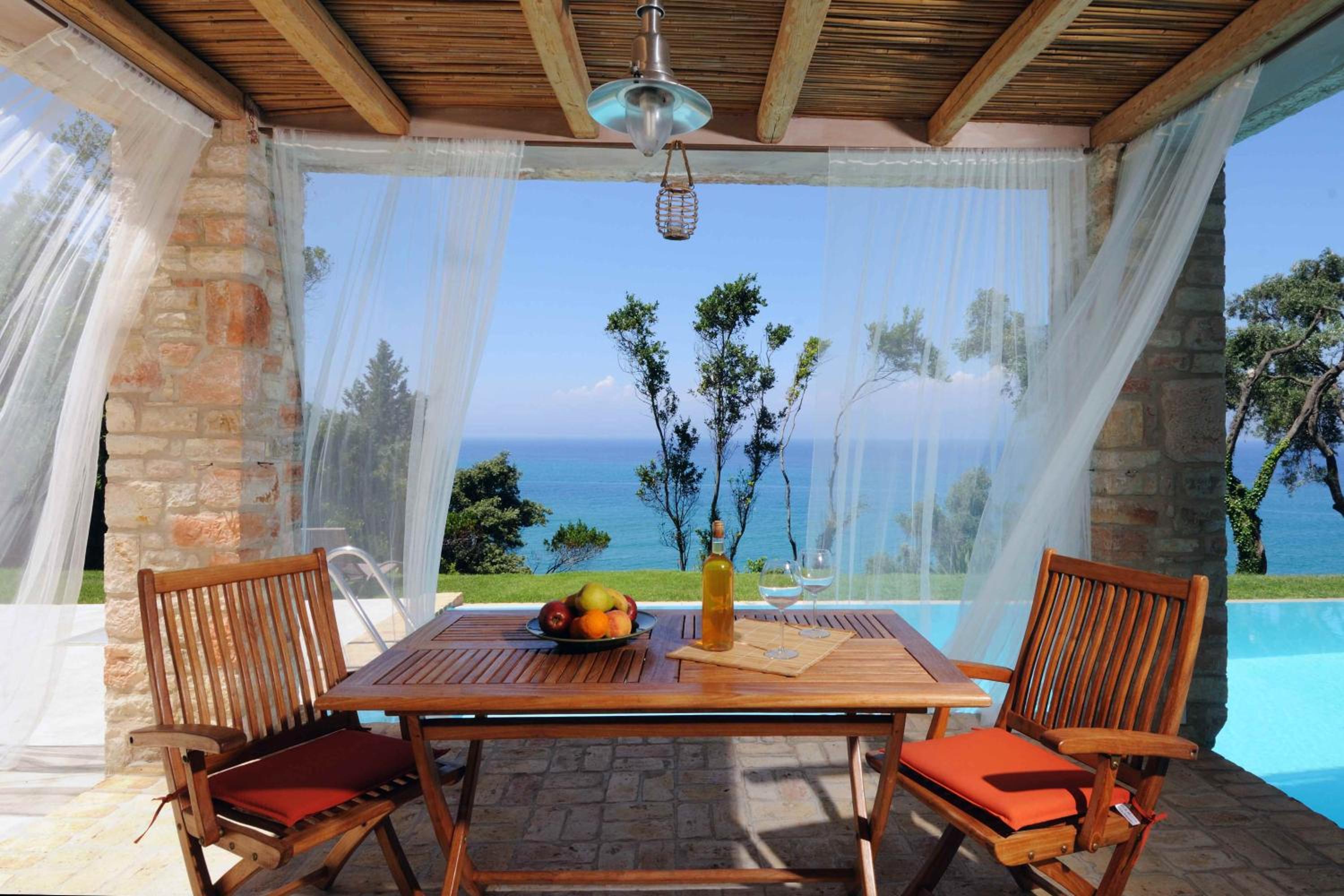 Villa Seashore:Dreamy villa by the sea with heated pool view 3
