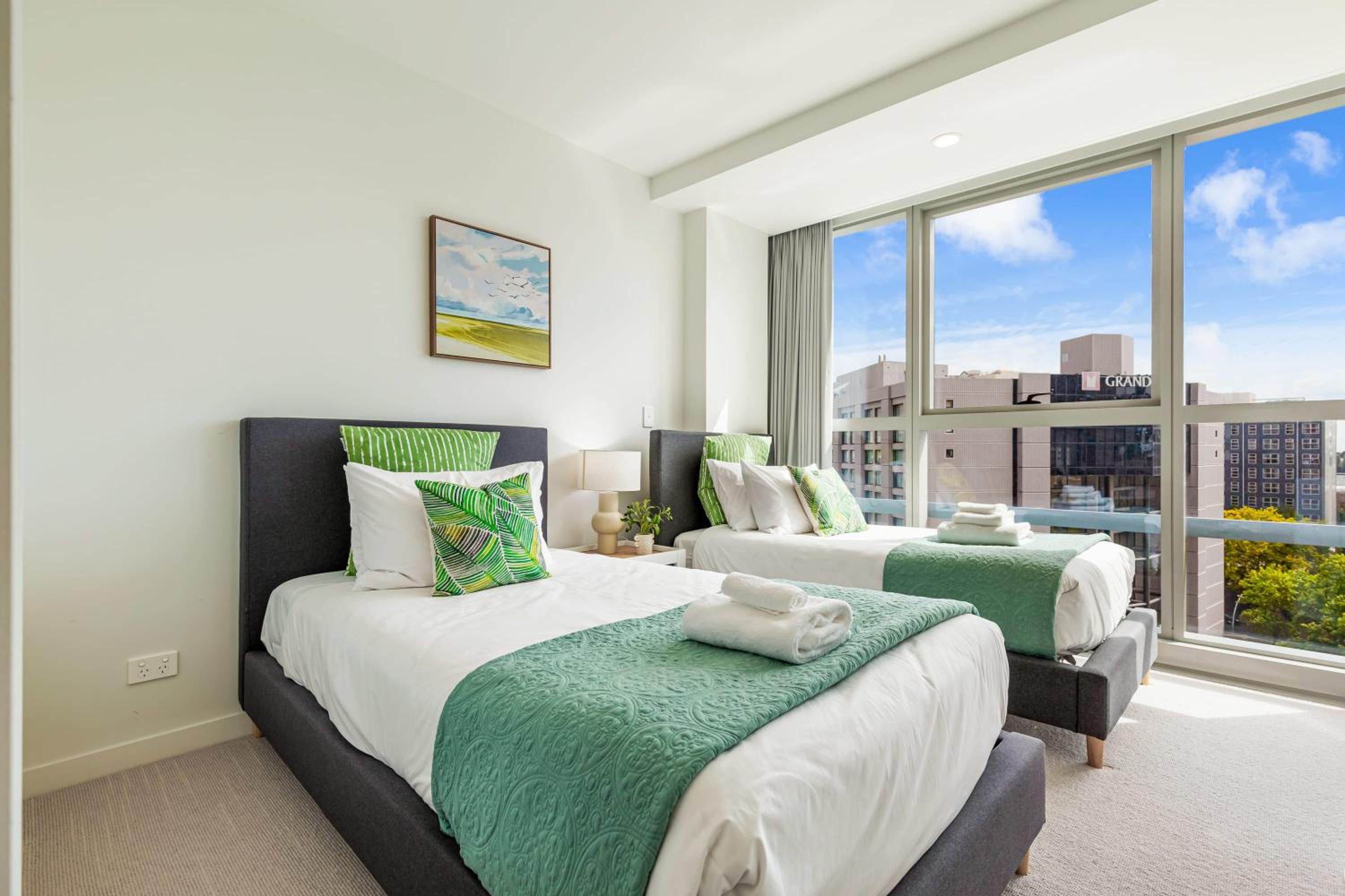 Brand New! Luxe 3BR In Aotea Square I Zodiak Stays view 5