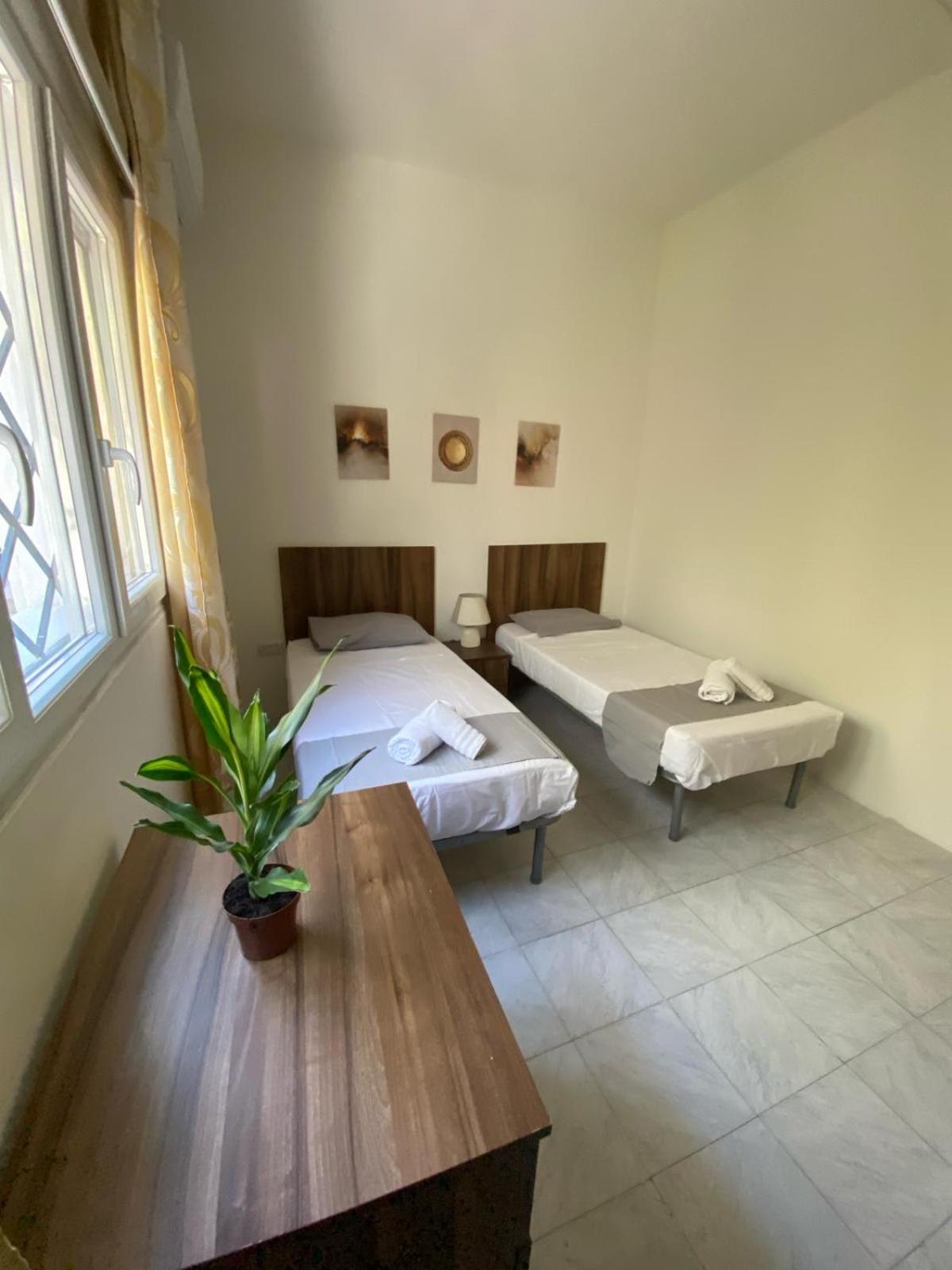 Spacious room with 2 single beds shared bathroom, st Julians view 4