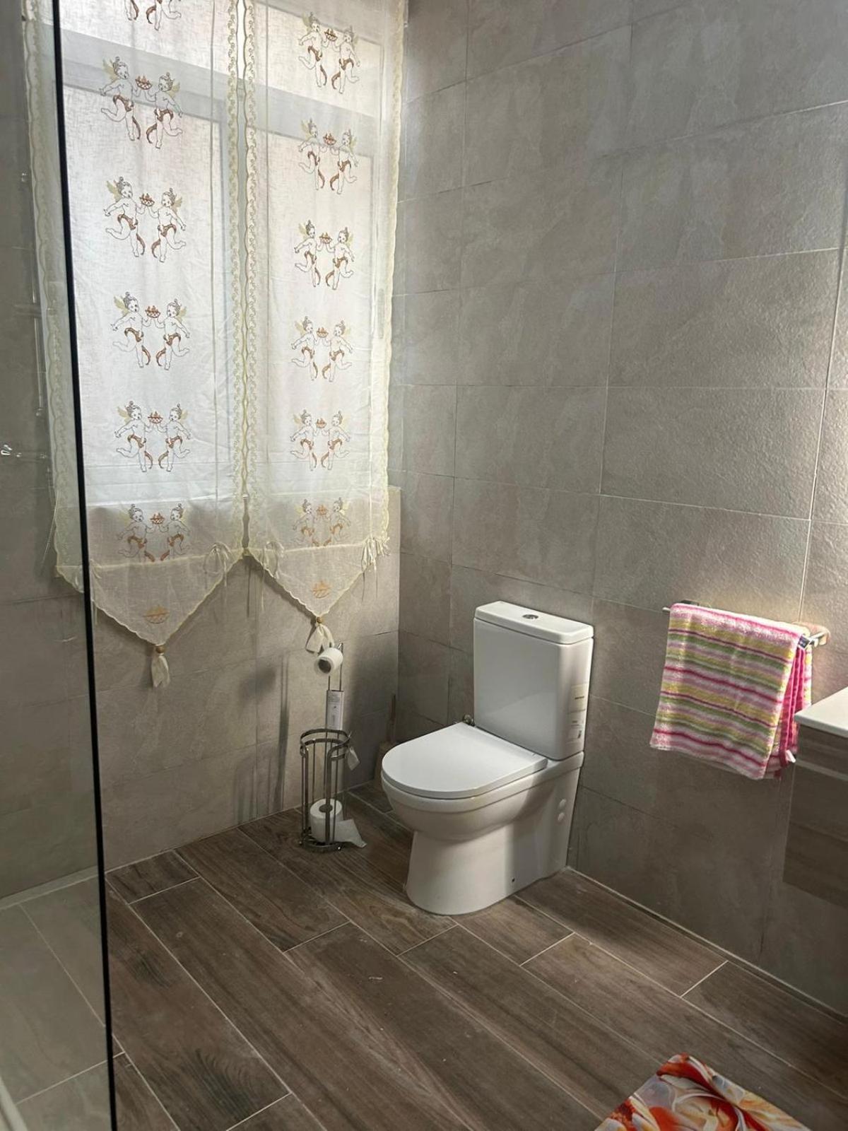 Spacious room with 2 single beds shared bathroom, st Julians view 5