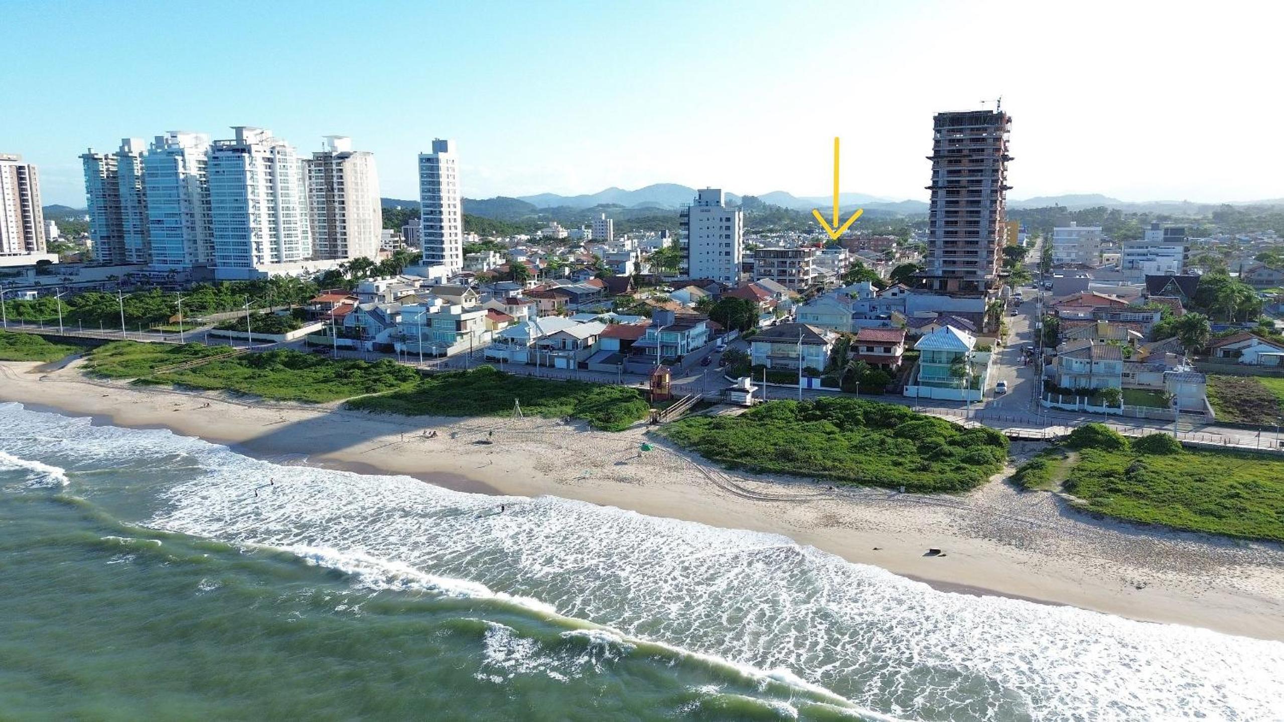 50m da praia do Itacolomi - Edificio Manuela