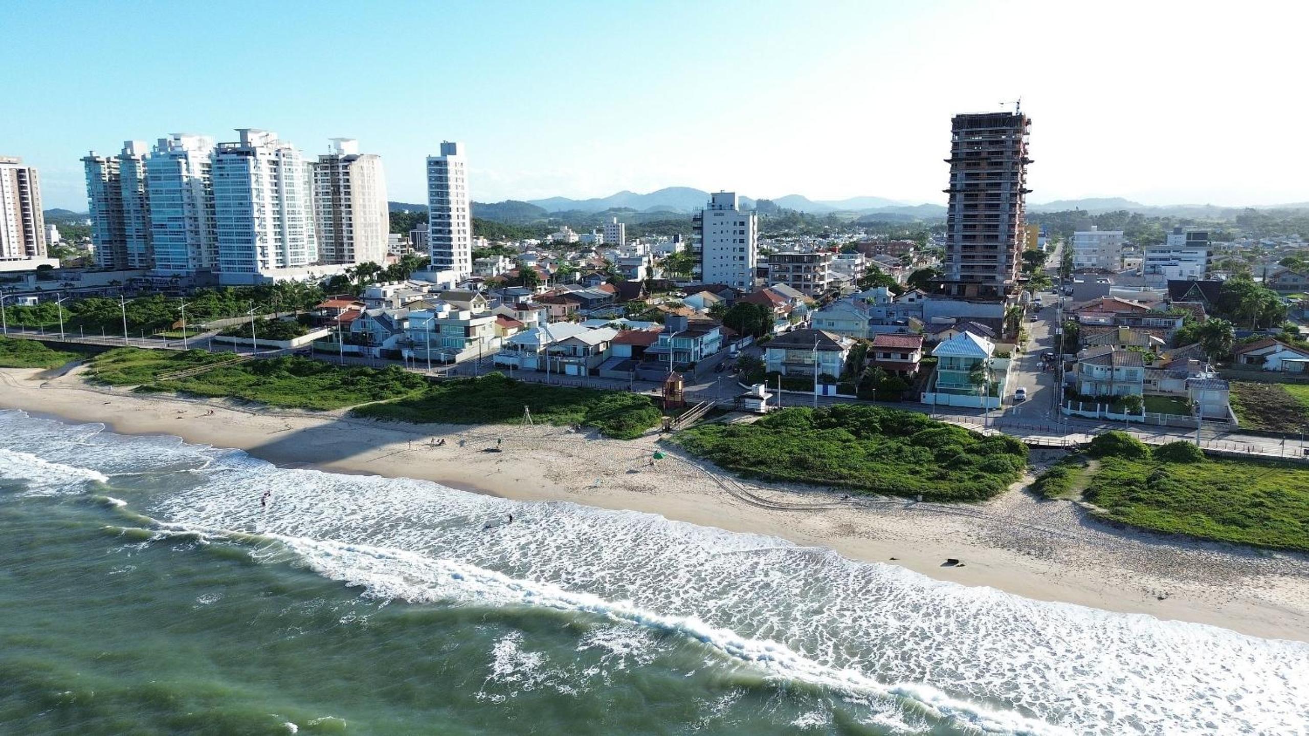 50m da praia do Itacolomi - Edificio Manuela