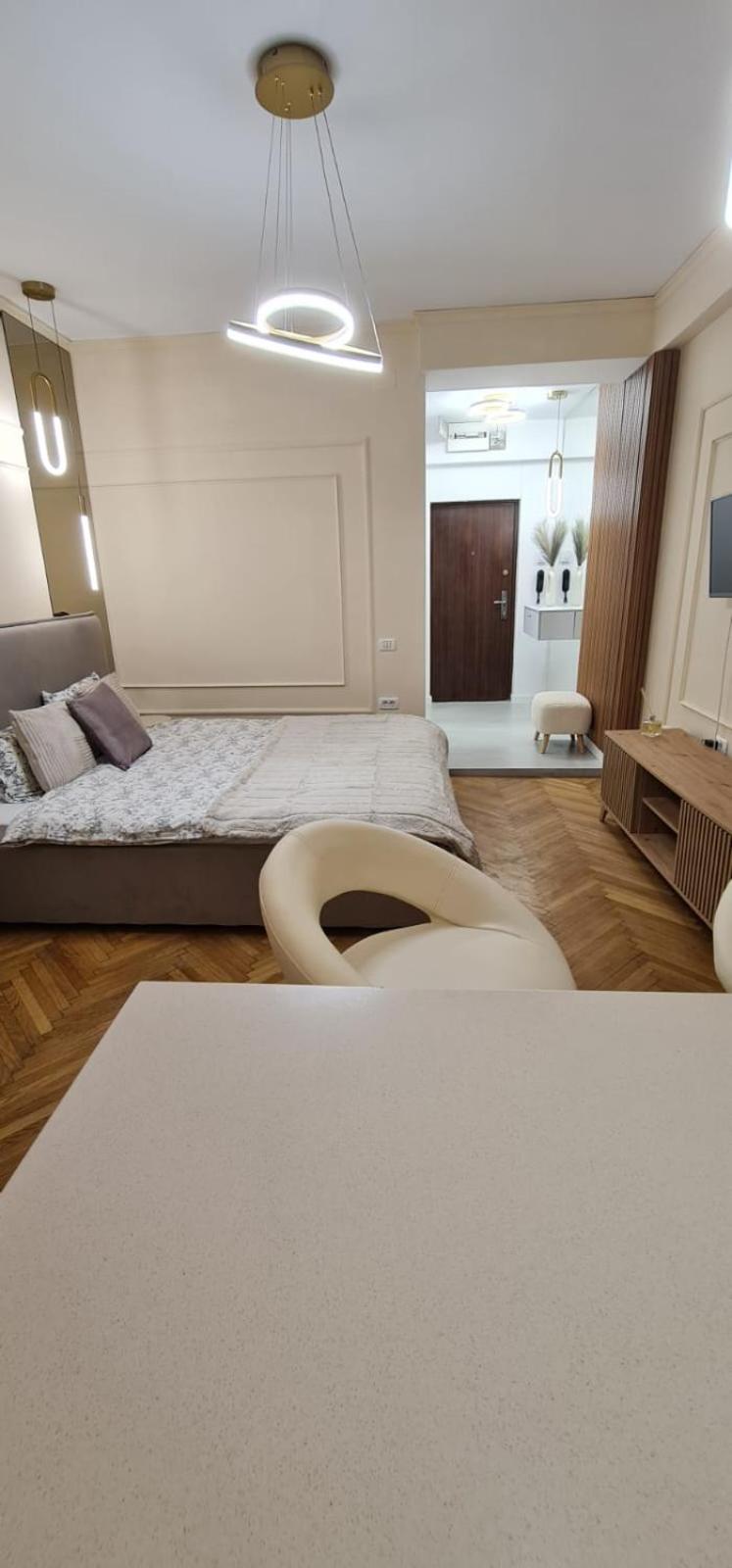 Nomad InstaStudio Near Bucharest Old Town