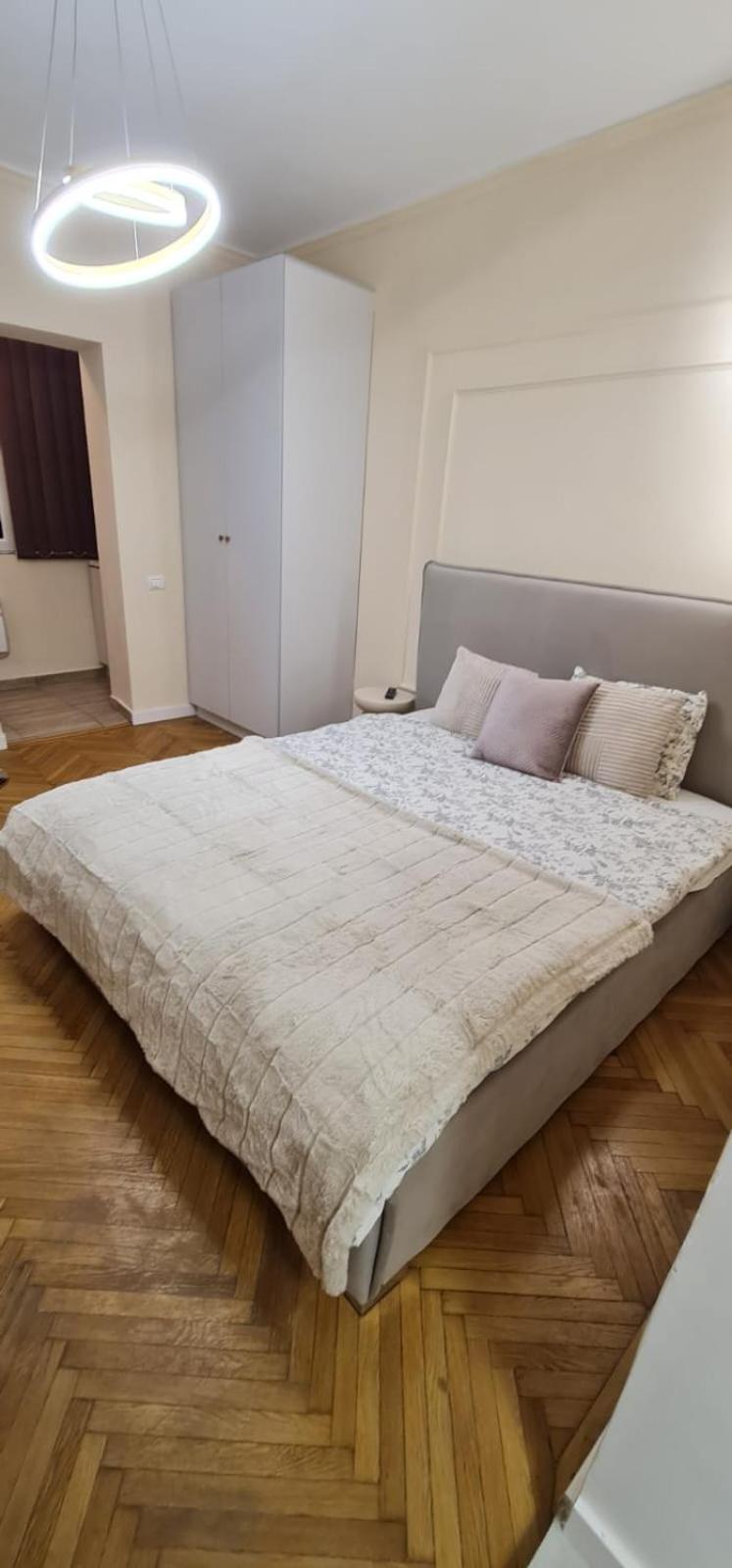 Nomad InstaStudio Near Bucharest Old Town
