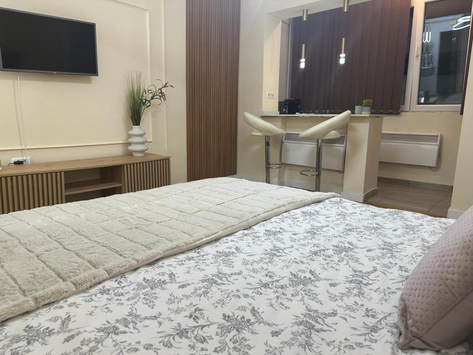 Nomad InstaStudio Near Bucharest Old Town