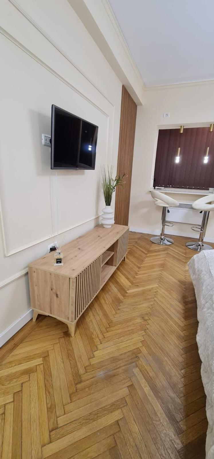Nomad InstaStudio Near Bucharest Old Town