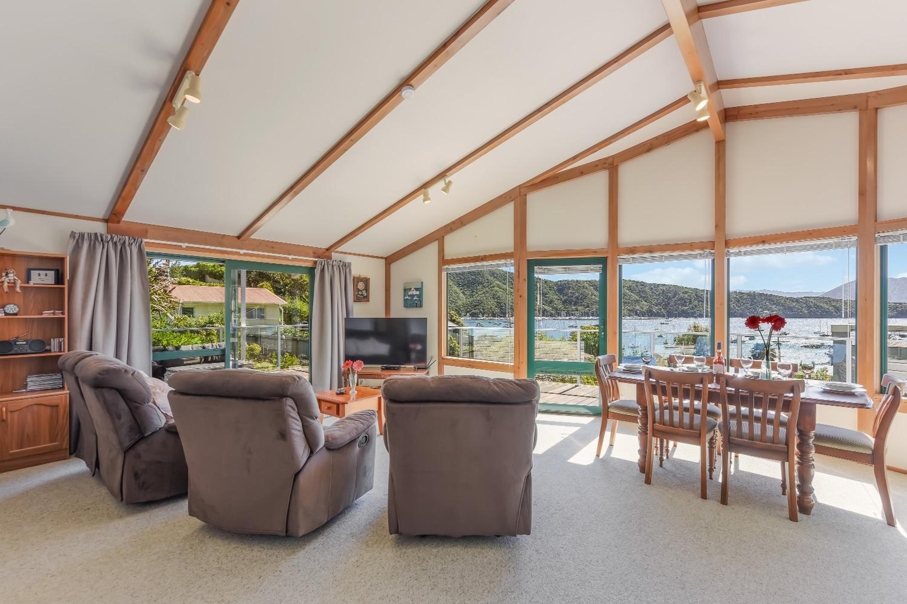 Finlay Waterfront - Waikawa Holiday Home view 5