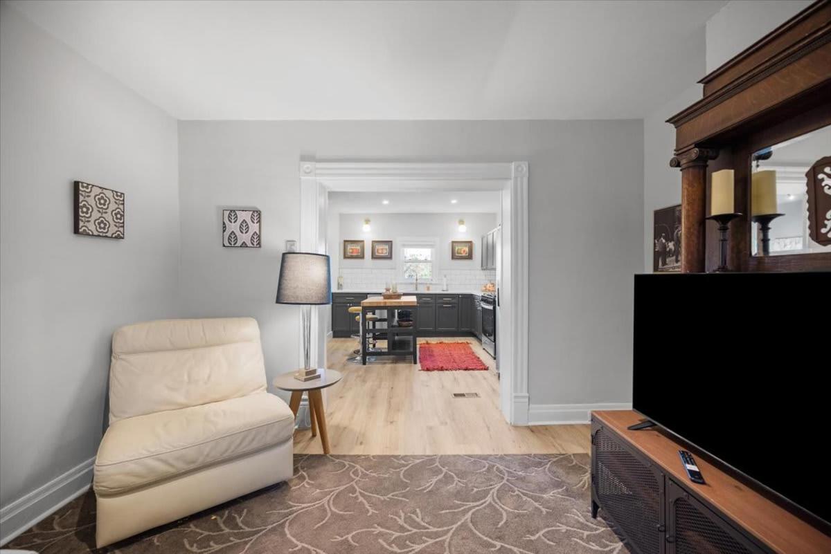 Classic Pittsburgh 4 Square - Easy Access to Town and Airport view 4