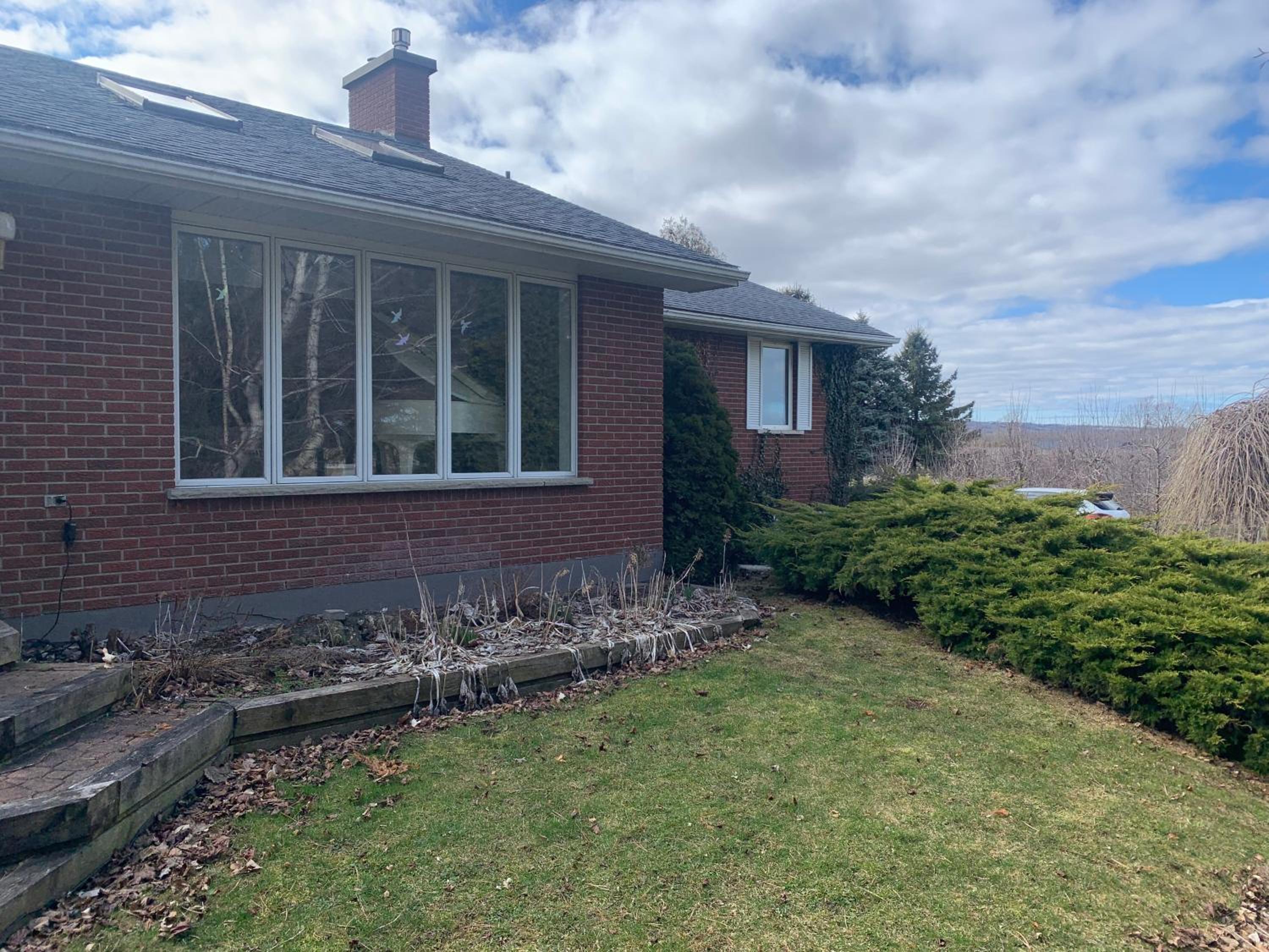 Family Home with Indoor Pool and Close Proximity to Blue Mountain