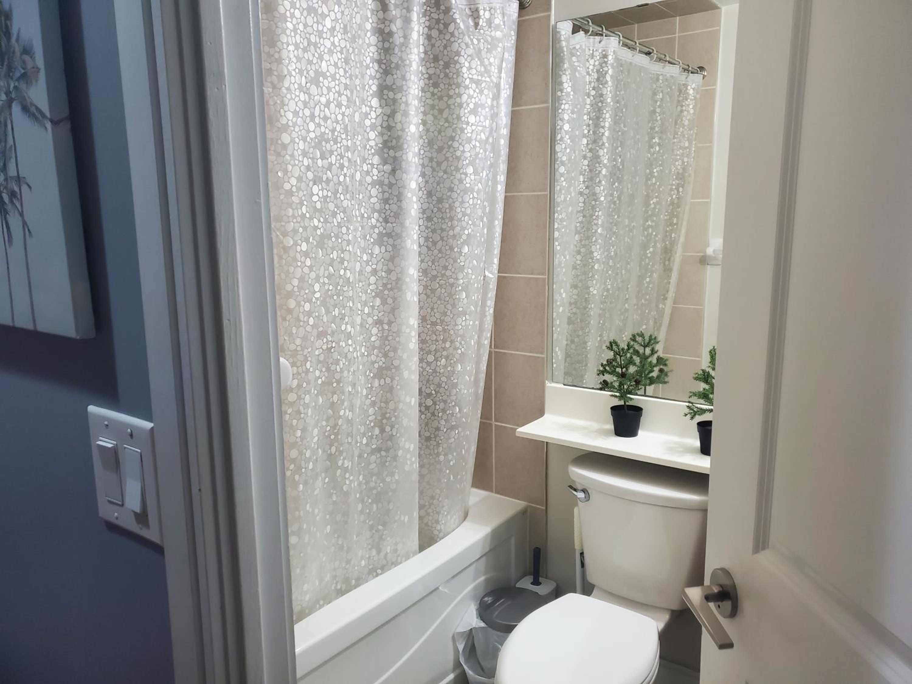 Lovely 1 bedroom Condo Downtown Mississauga Square One