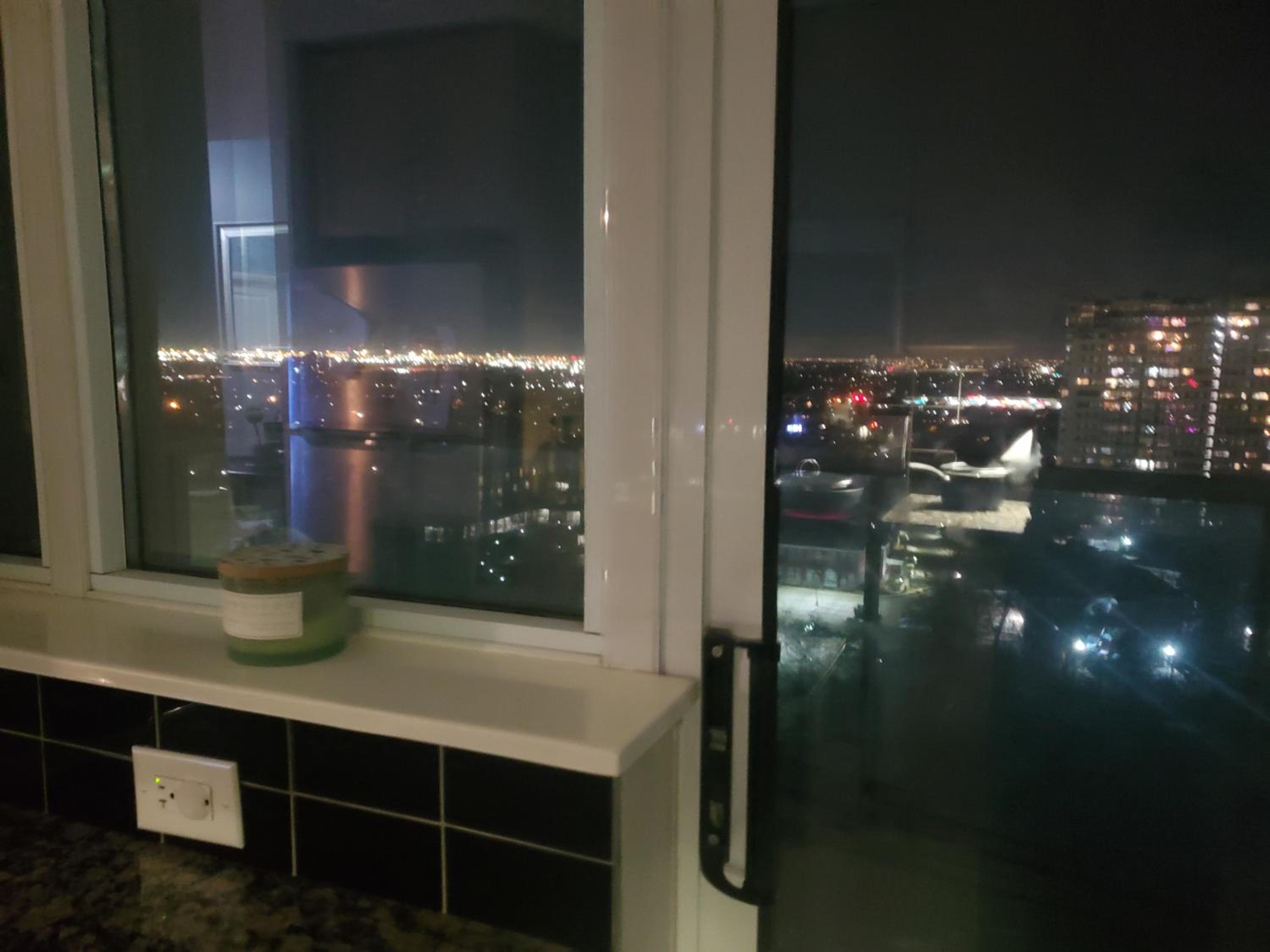 Lovely 1 bedroom Condo Downtown Mississauga Square One
