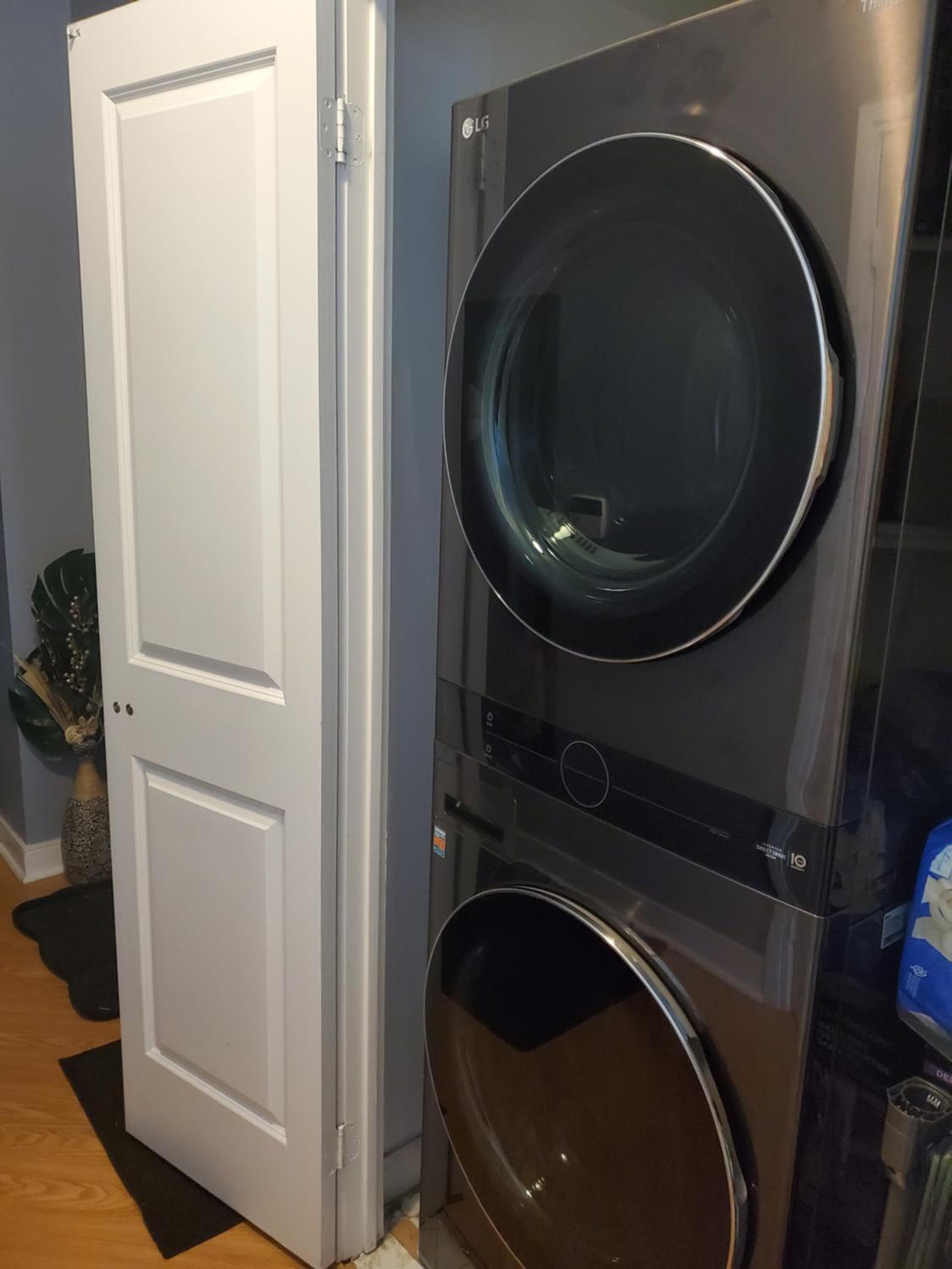 Lovely 1 bedroom Condo Downtown Mississauga Square One