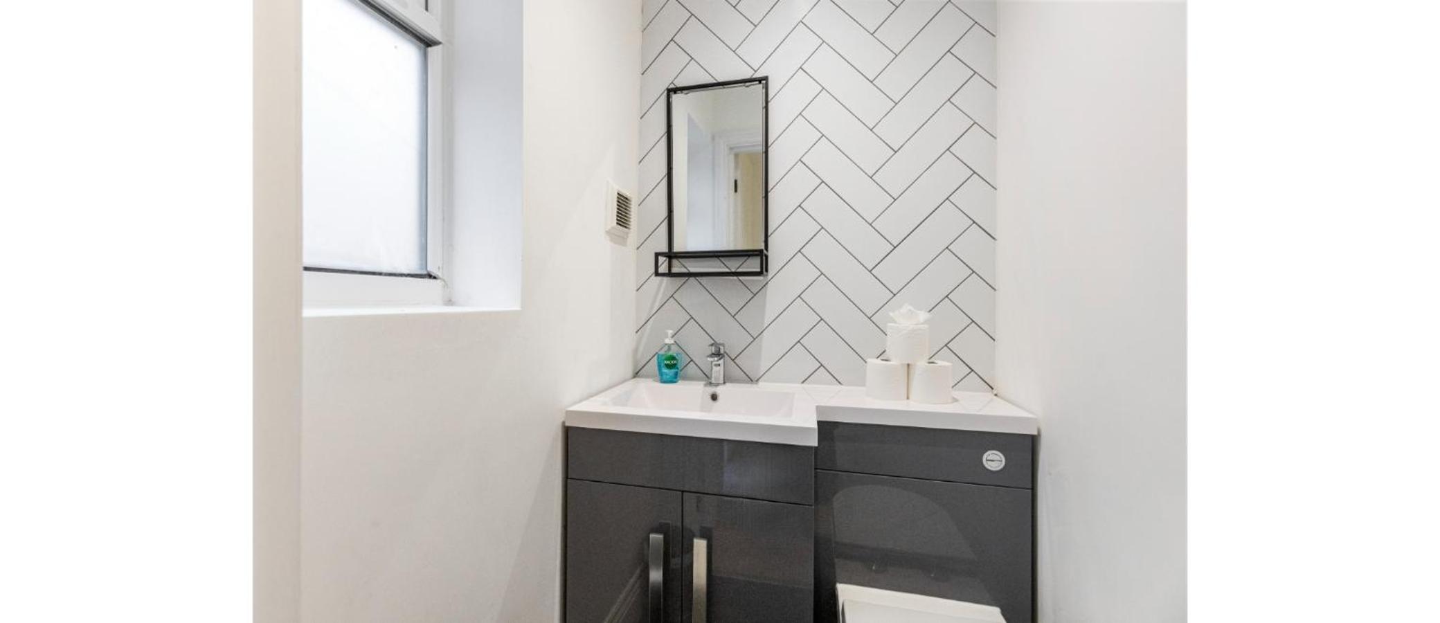 Essex Vibes: Modern, Funky, & Spacious 4-Bed House view 4