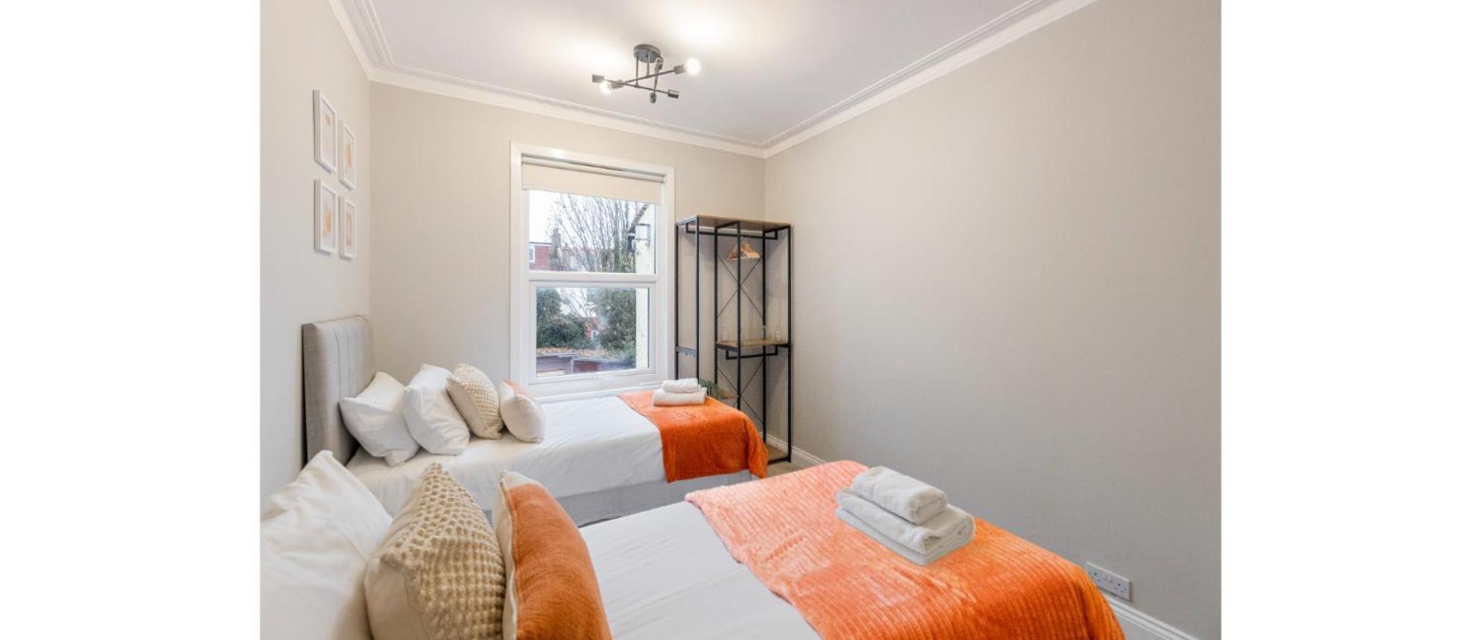 Essex Vibes: Modern, Funky, & Spacious 4-Bed House view 3