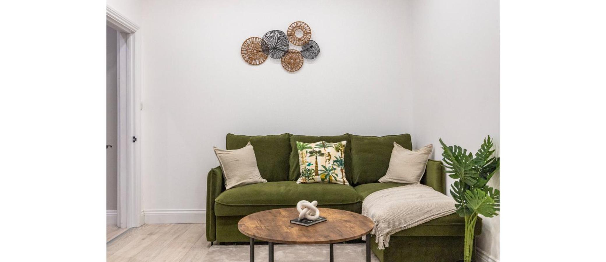 Essex Vibes: Modern, Funky, & Spacious 4-Bed House view 2