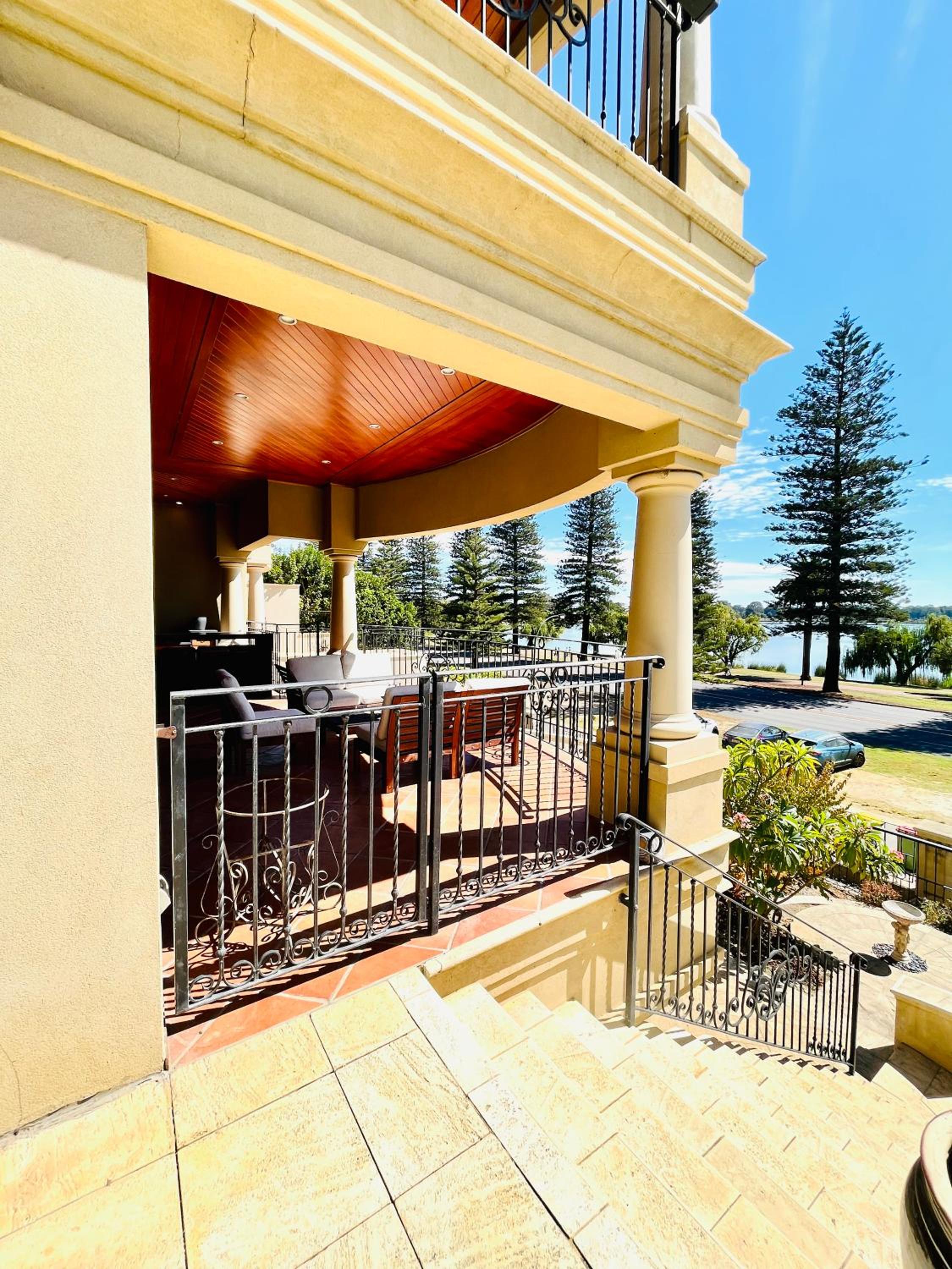 59 Lakeside Luxury Views 2br 2baparking