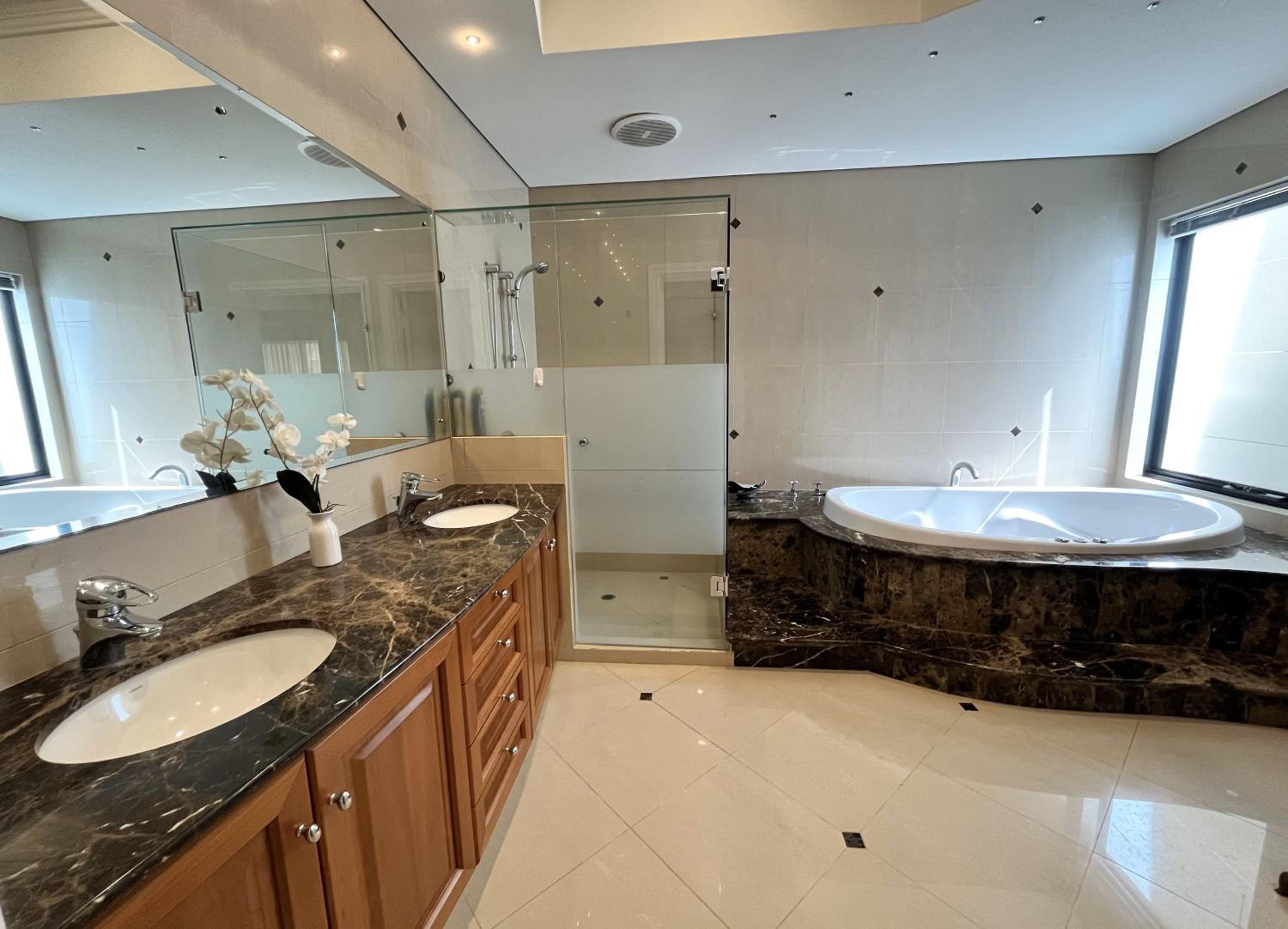 59 Lakeside Luxury Views 2br 2baparking