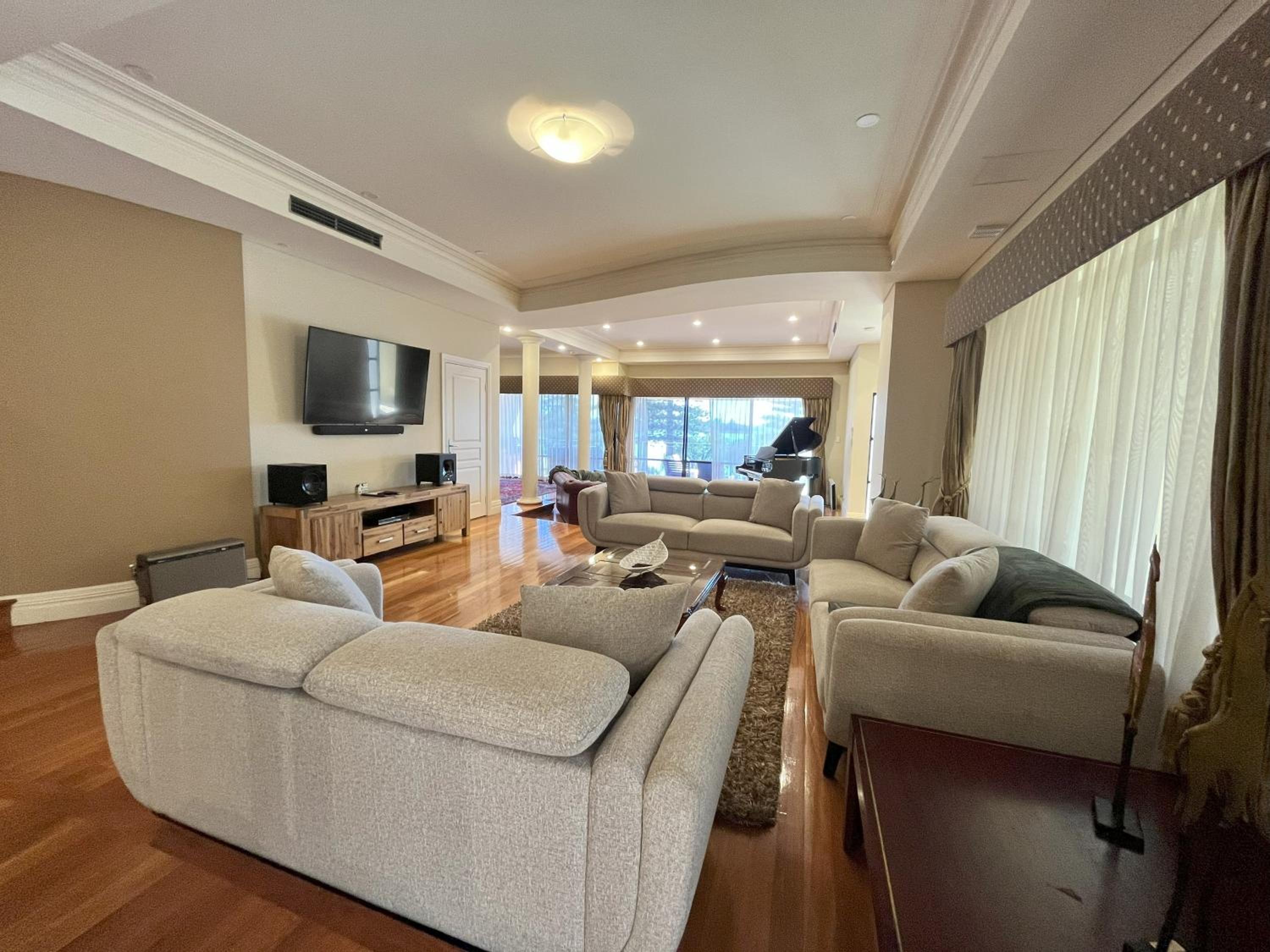 59 Lakeside Luxury Views 2br 2baparking