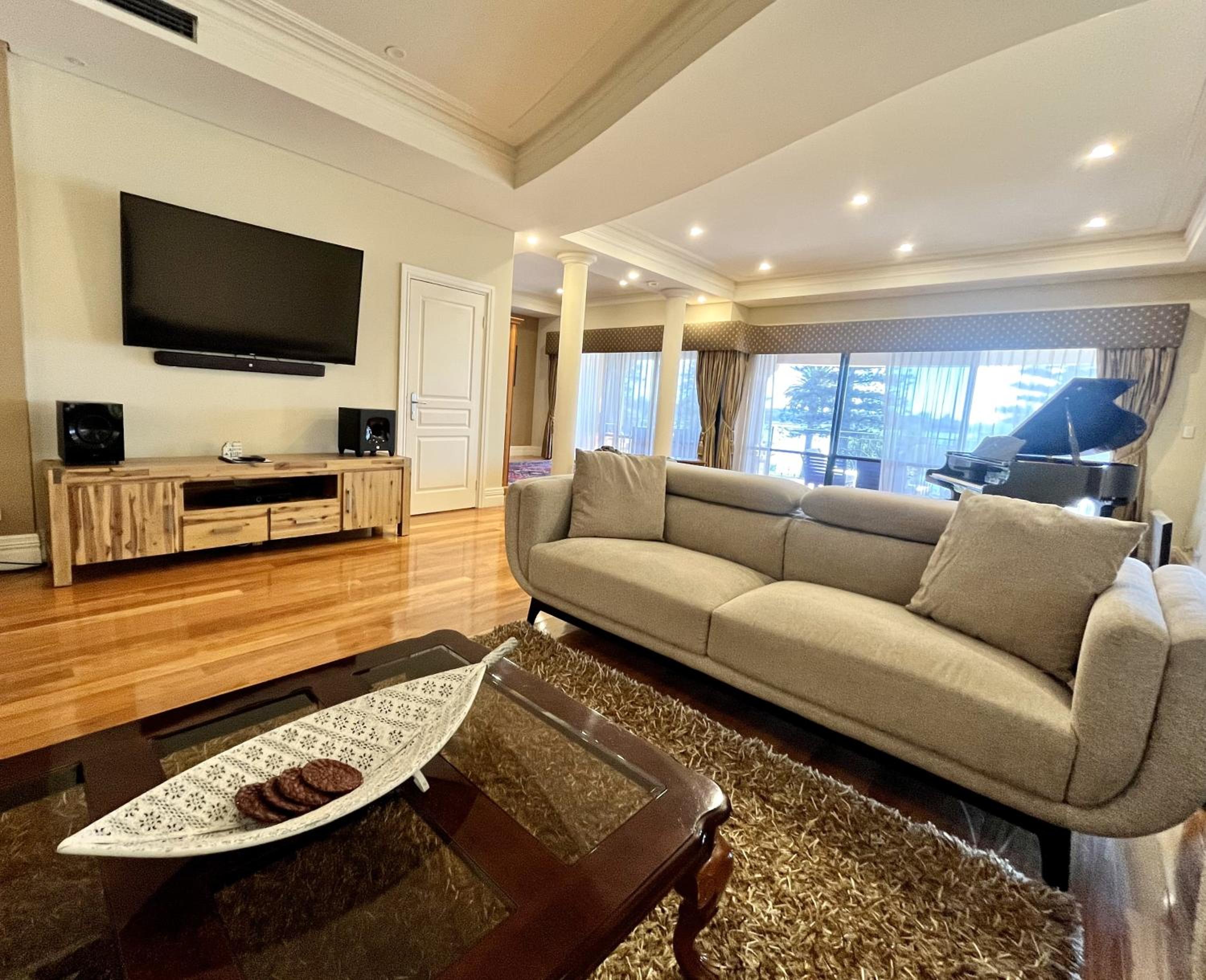 59 Lakeside Luxury Views 2br 2baparking