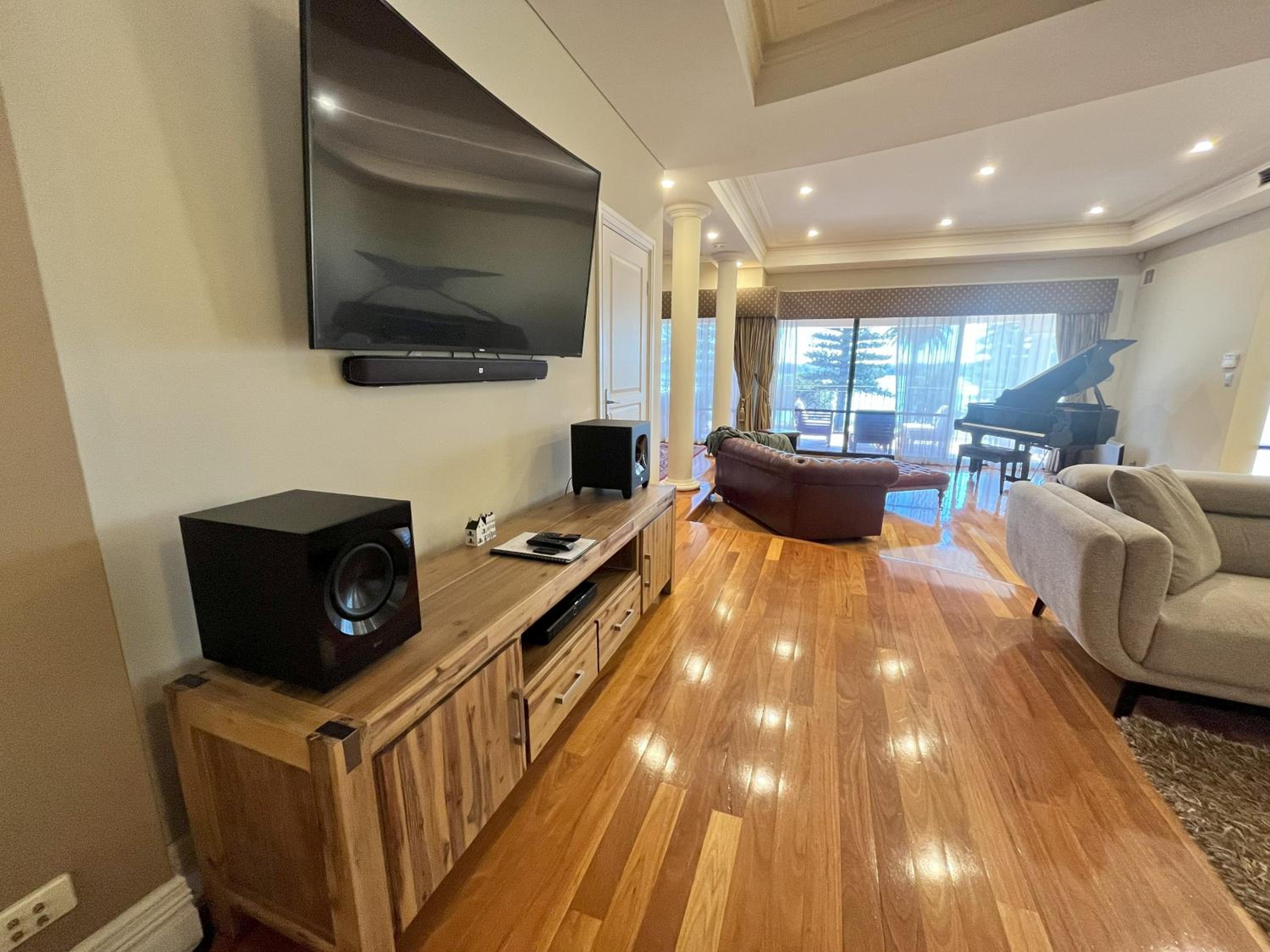 59 Lakeside Luxury Views 2br 2baparking