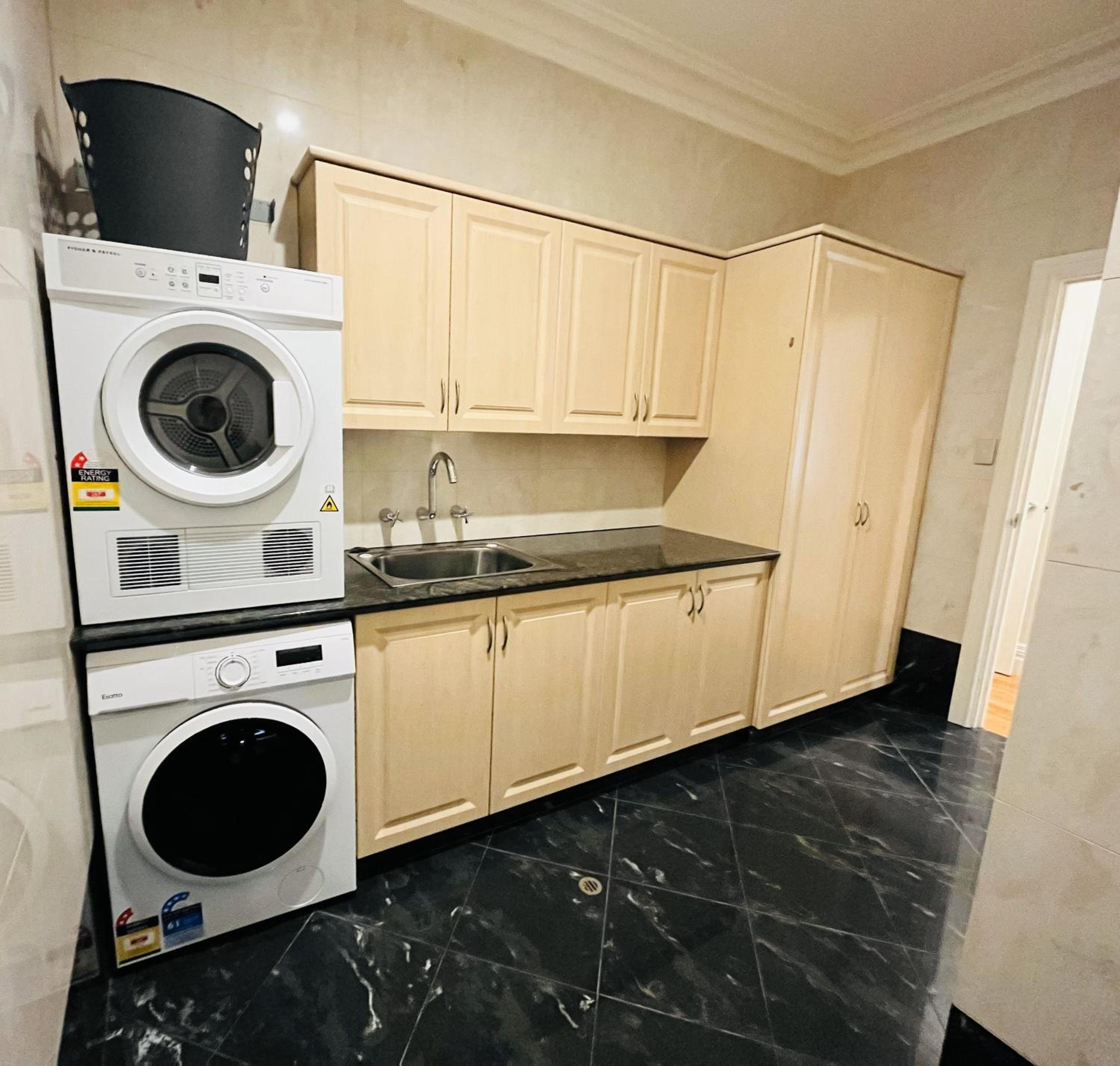 59 Lakeside Luxury Views 2br 2baparking