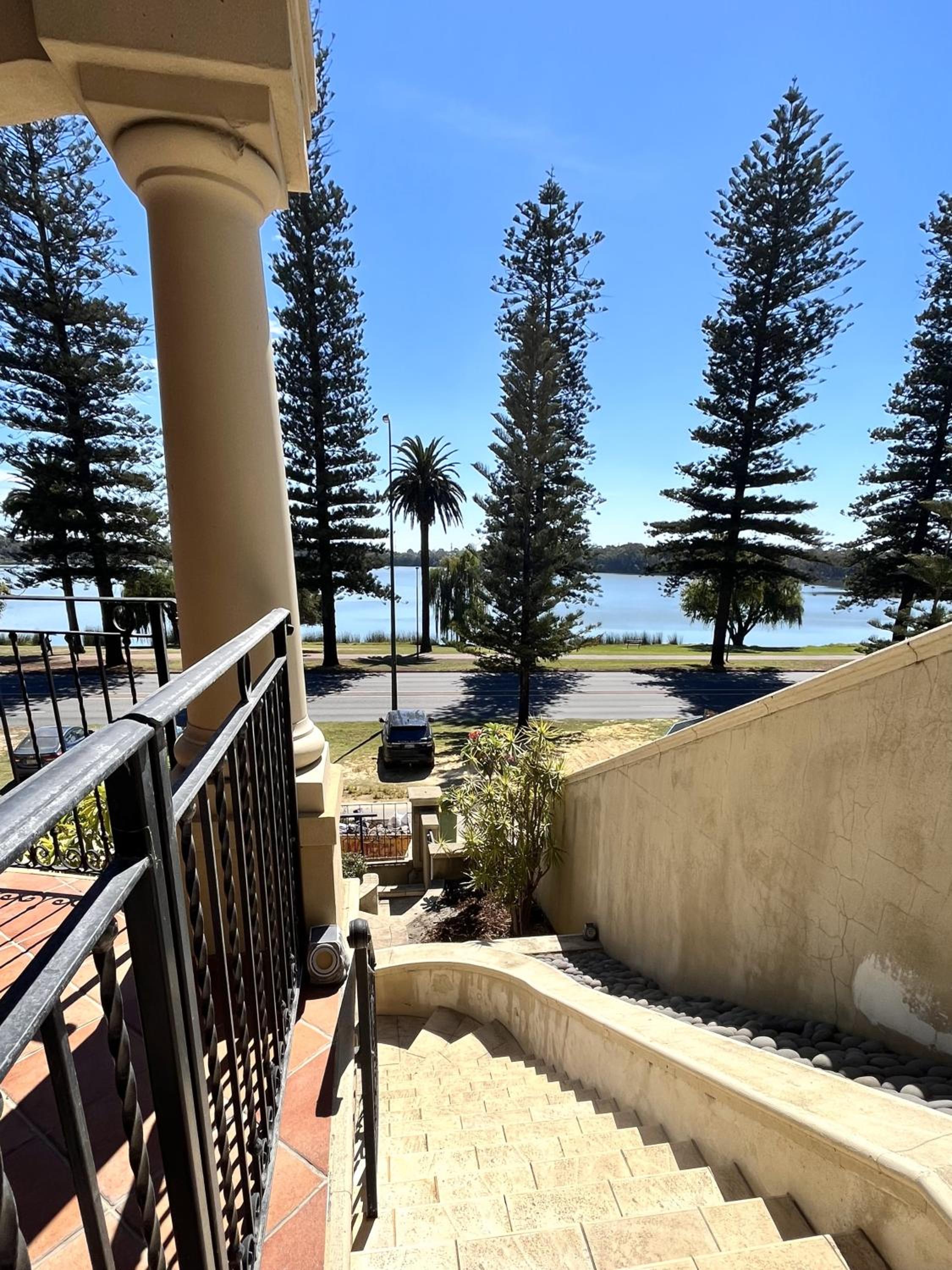 59 Lakeside Luxury Views 2br 2baparking