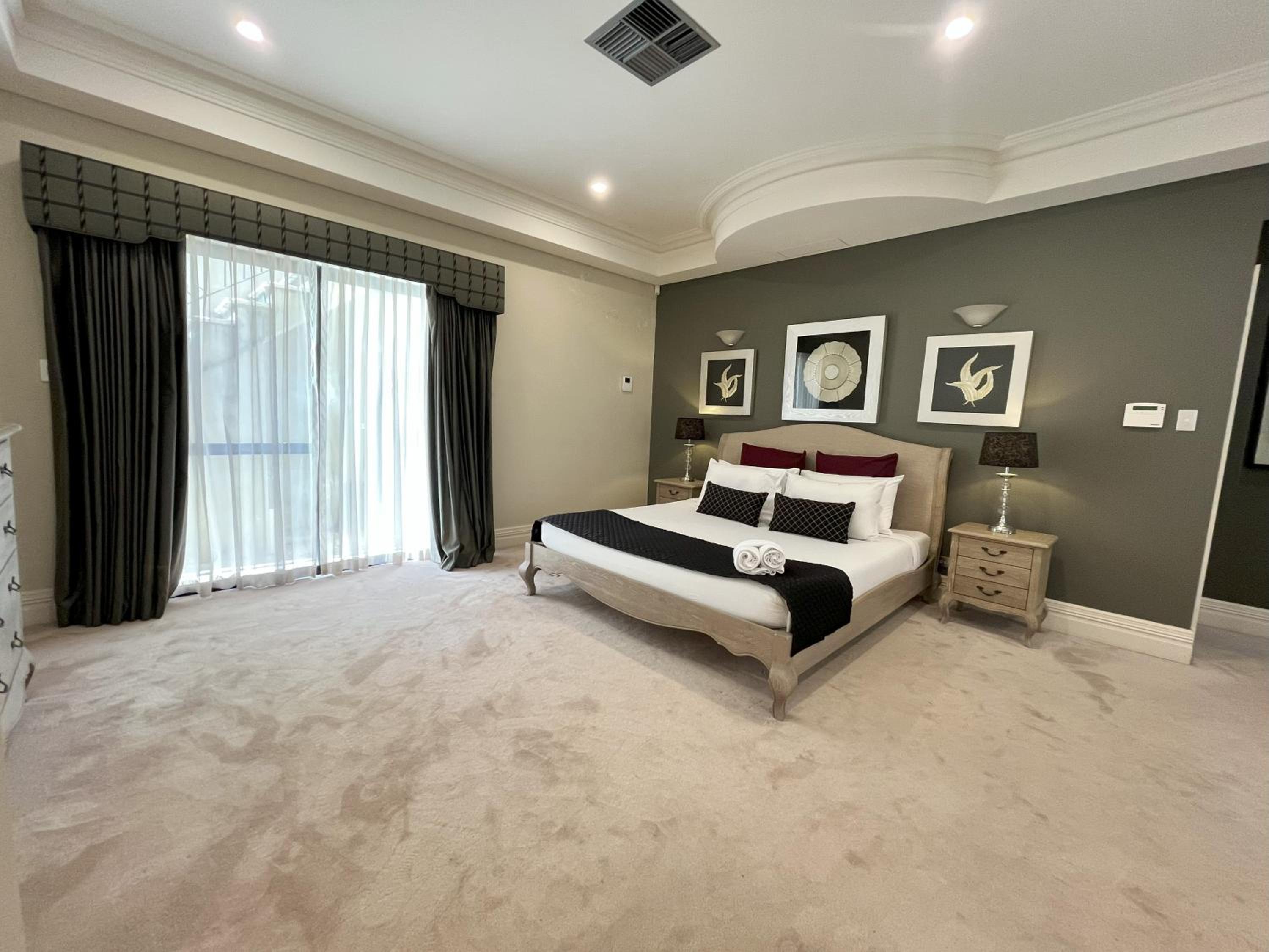 59 Lakeside Luxury Views 2br 2baparking