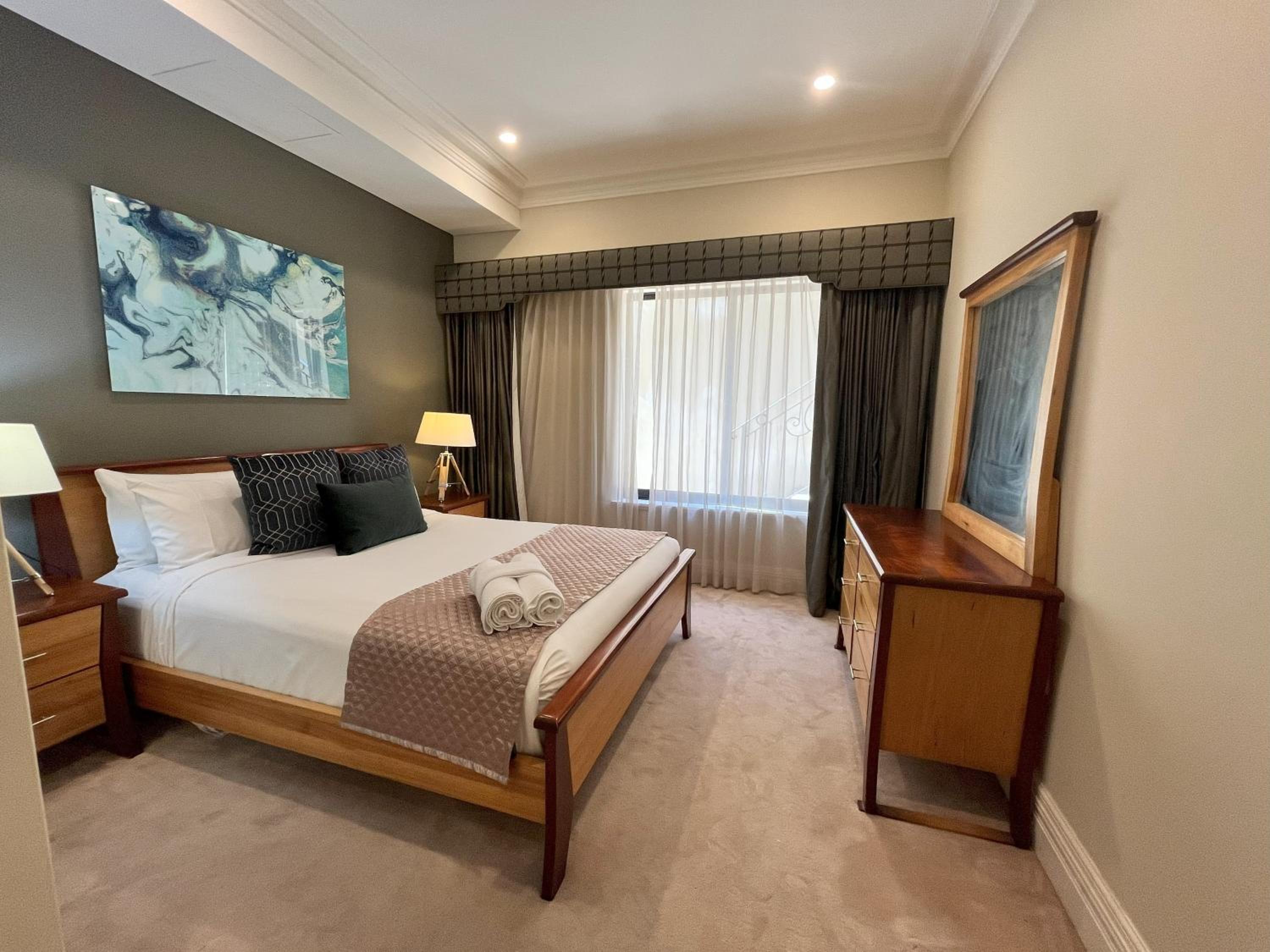 59 Lakeside Luxury Views 2br 2baparking