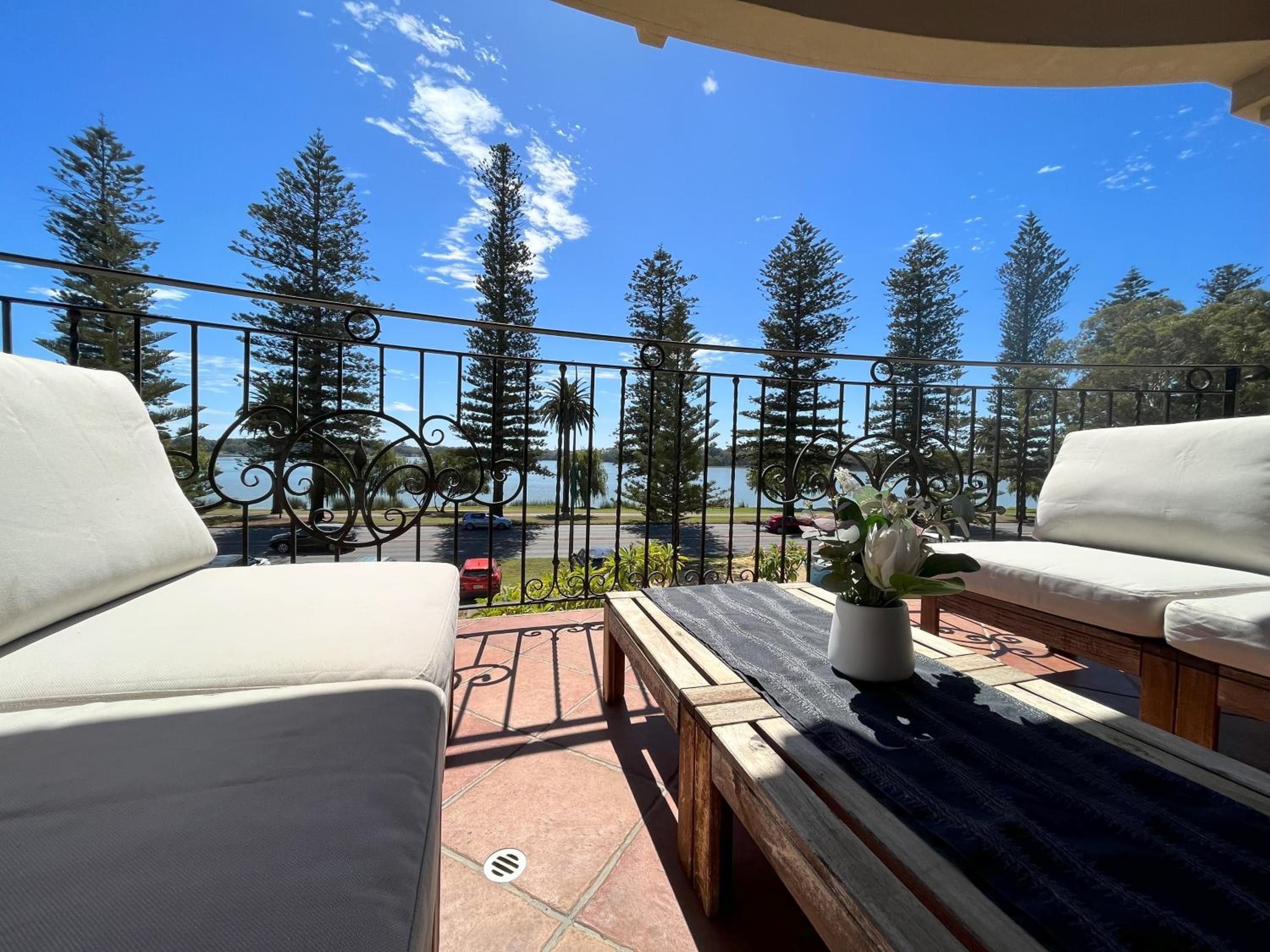 59 Lakeside Luxury Views 2br 2baparking