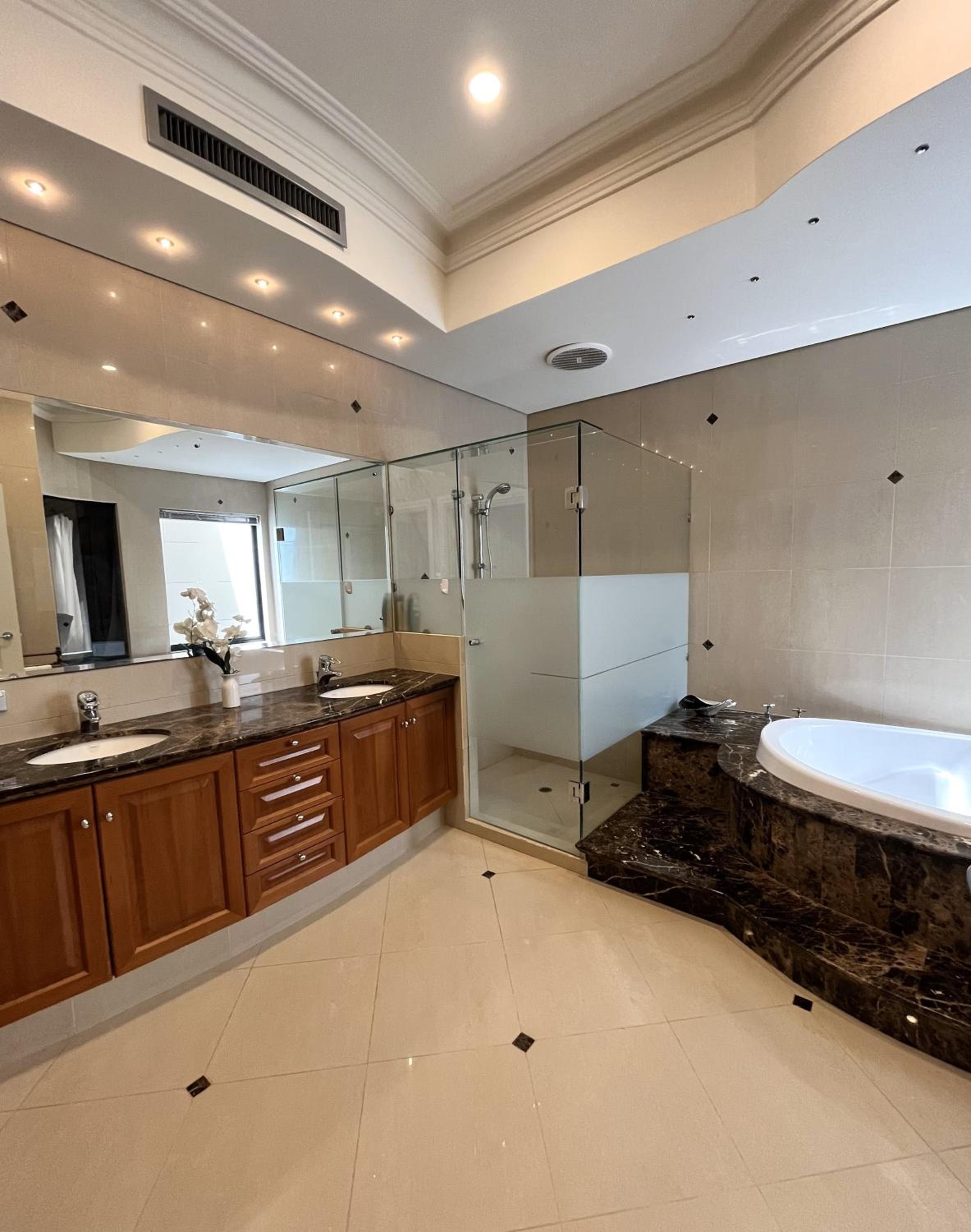 59 Lakeside Luxury Views 2br 2baparking