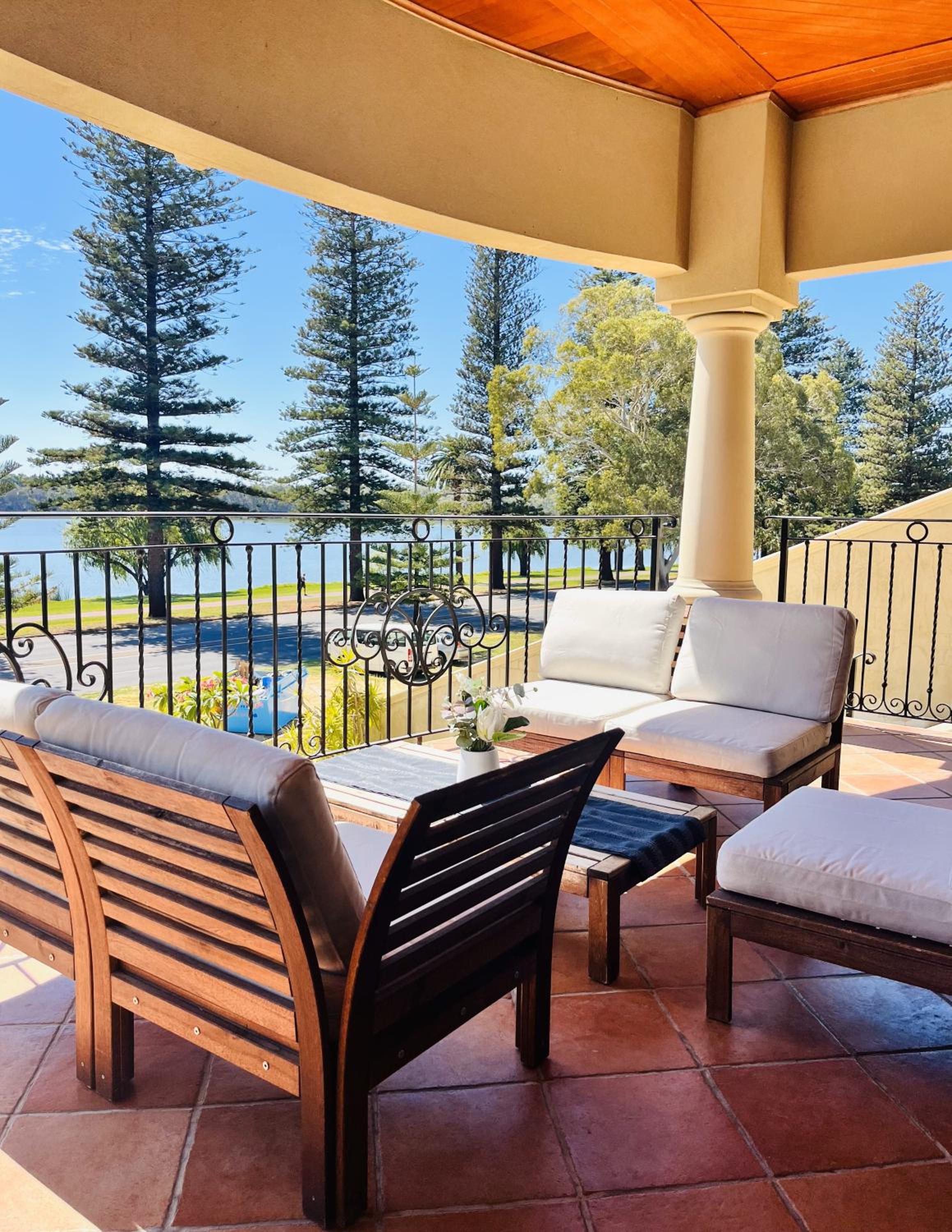 59 Lakeside Luxury Views 2br 2baparking