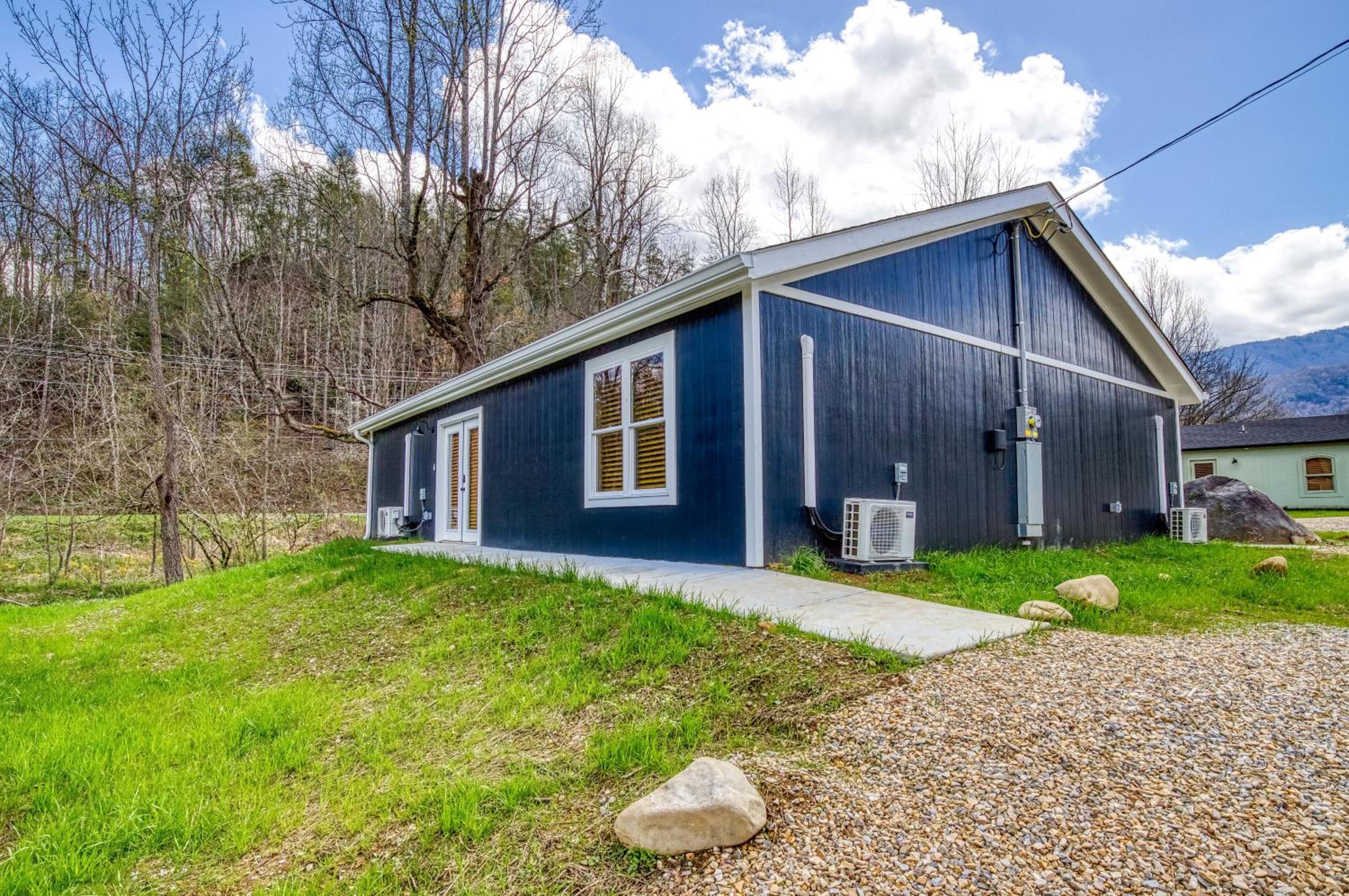 Kitt's Cottage, Pickleball Court, Creek, WIFI, Mountain Views, Starting at 79" view 2