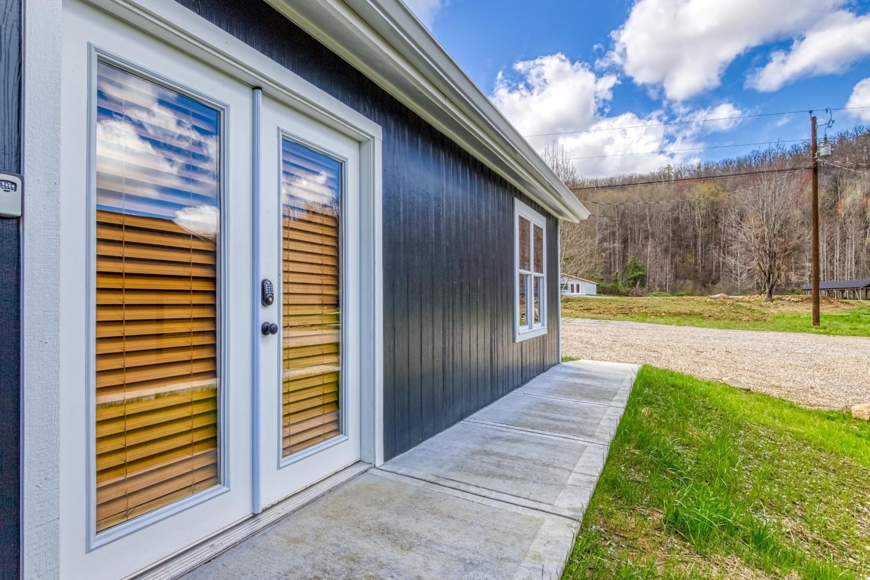 Kitt's Cottage, Pickleball Court, Creek, WIFI, Mountain Views, Starting at 79" view 3