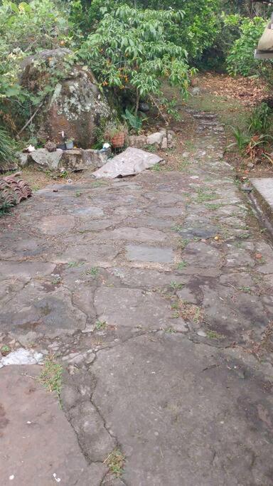 Cabaña y cascadas de agua, reconecta tus sentidos