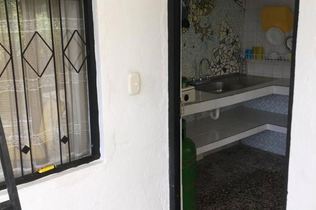 Cabaña y cascadas de agua, reconecta tus sentidos