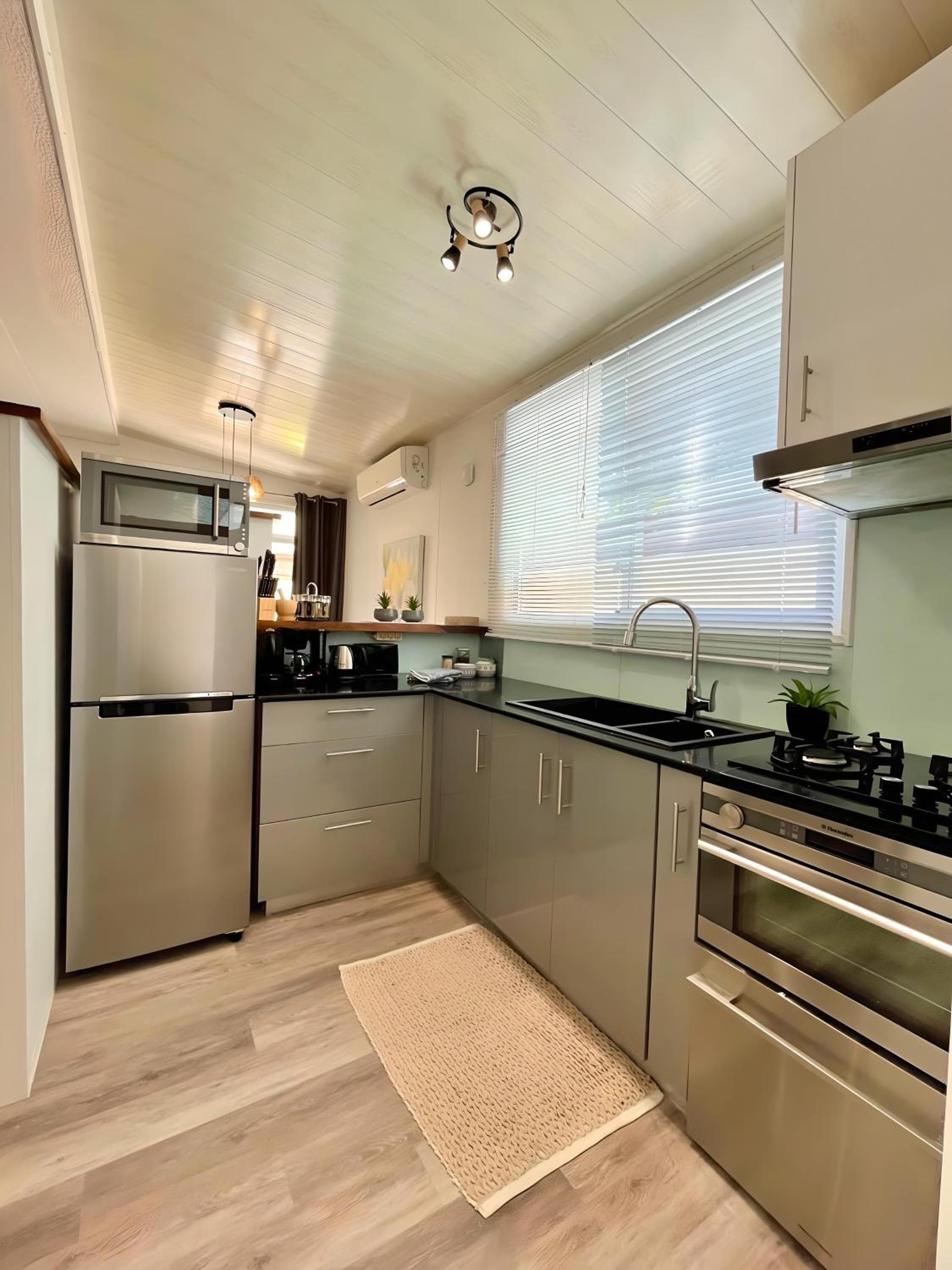 Tiaki Guesthouse - Cozy Modern Studio - 5min drive from the beach and Punaauia center view 3