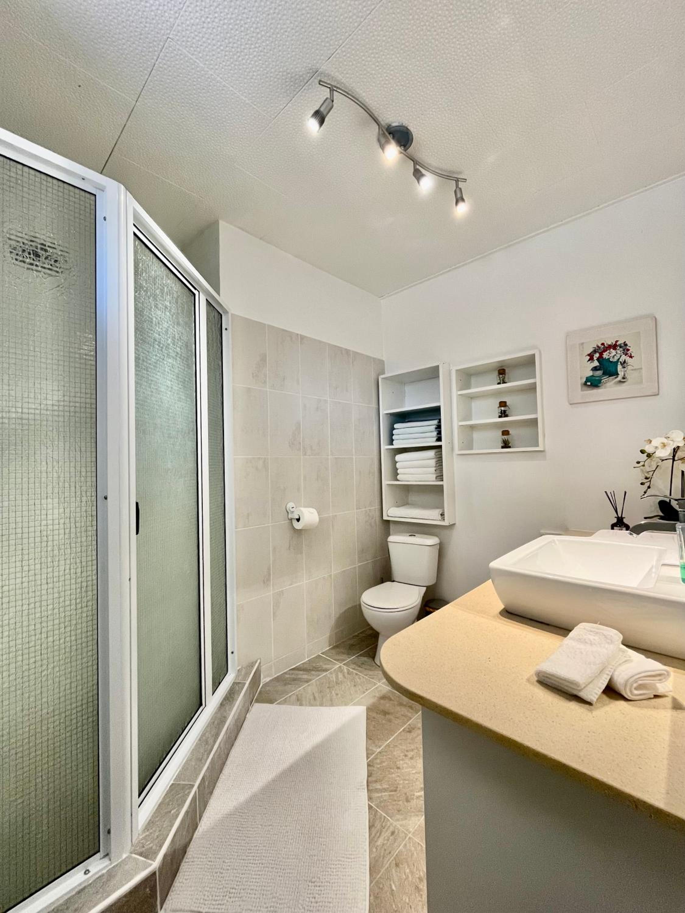 Tiaki Guesthouse - Cozy Modern Studio - 5min drive from the beach and Punaauia center view 5